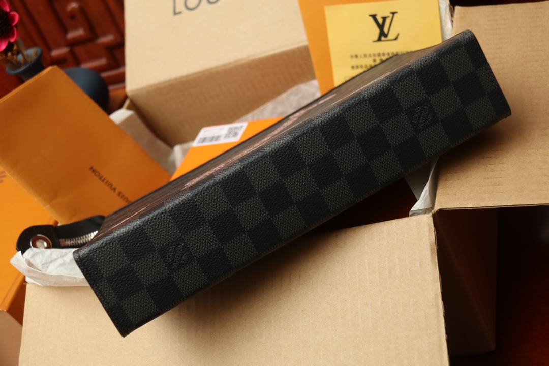 【LOUIS VUITTON  公式 旗艦店】 ルイヴィトン   クラッチバッグ 当日出荷 好評に付き再入荷！24*21*6CM  241101