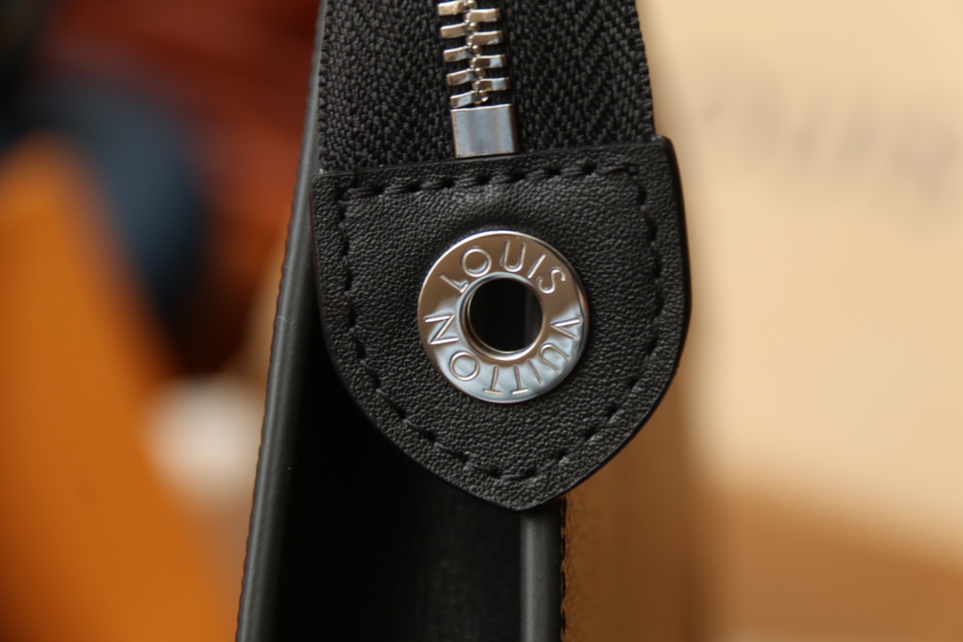 【LOUIS VUITTON  公式 旗艦店】 ルイヴィトン   クラッチバッグ 当日出荷 好評に付き再入荷！24*21*6CM  241101