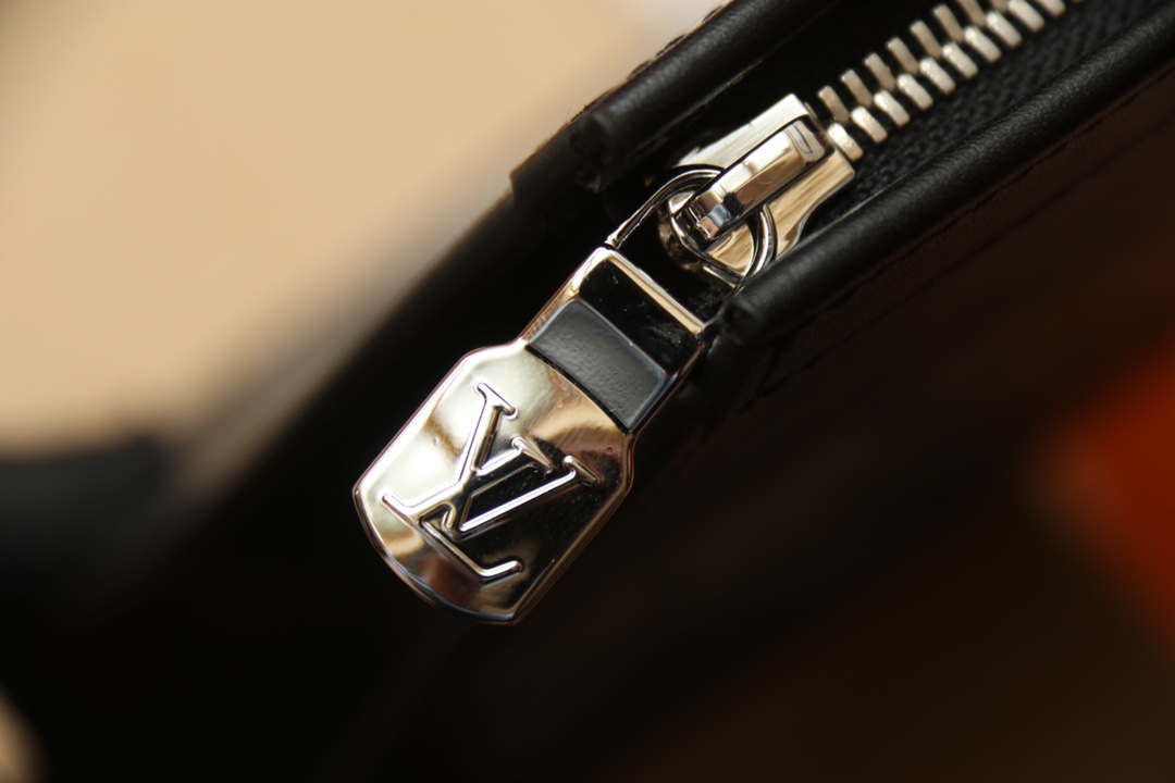 【LOUIS VUITTON  公式 旗艦店】 ルイヴィトン   クラッチバッグ 当日出荷 好評に付き再入荷！24*21*6CM  241101