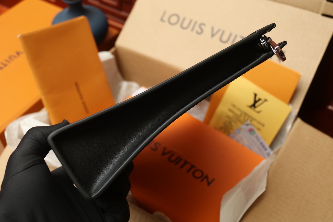 【LOUIS VUITTON  公式 旗艦店】 ルイヴィトン   クラッチバッグ 当日出荷 好評に付き再入荷！24*21*6CM  241101