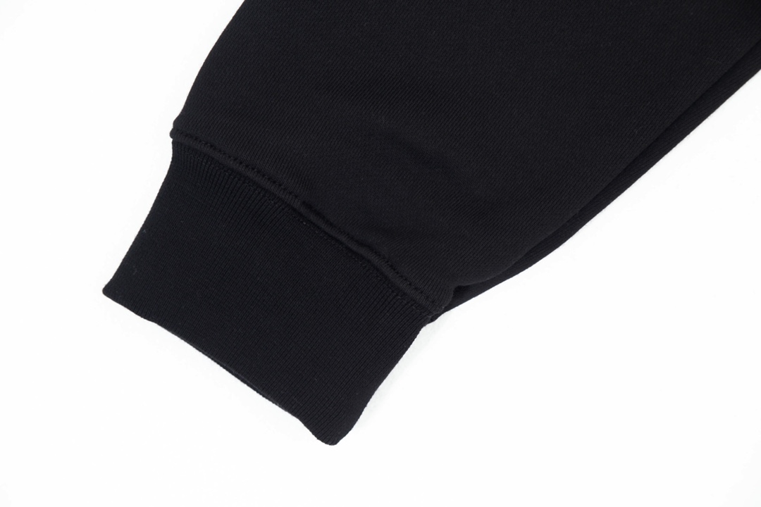 【FENDI  公式旗艦店】フェンディ  丸首の衛衣 スウェット ご好評に付き再入荷  240925