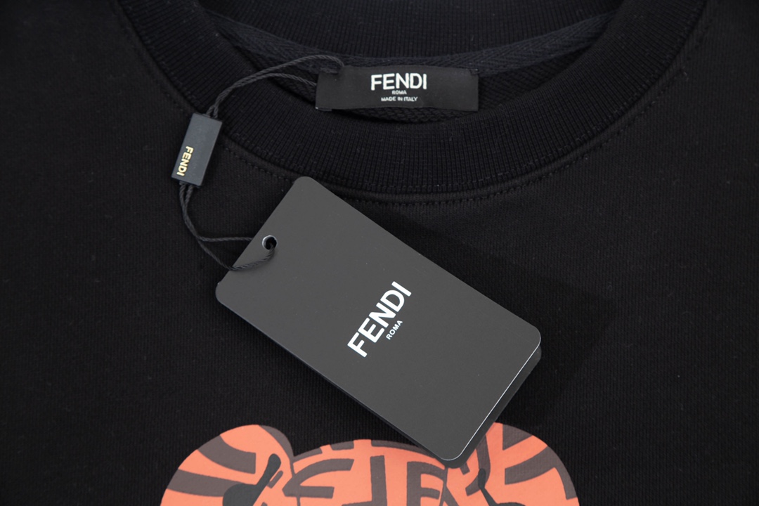 【FENDI  公式旗艦店】フェンディ  丸首の衛衣 スウェット ご好評に付き再入荷  240925