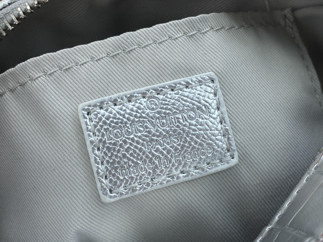 【LOUIS VUITTON 公式旗艦店】ルイヴィトン  斜めがけバッグ当日出荷 好評に付き再入荷！18.5*13*8CM