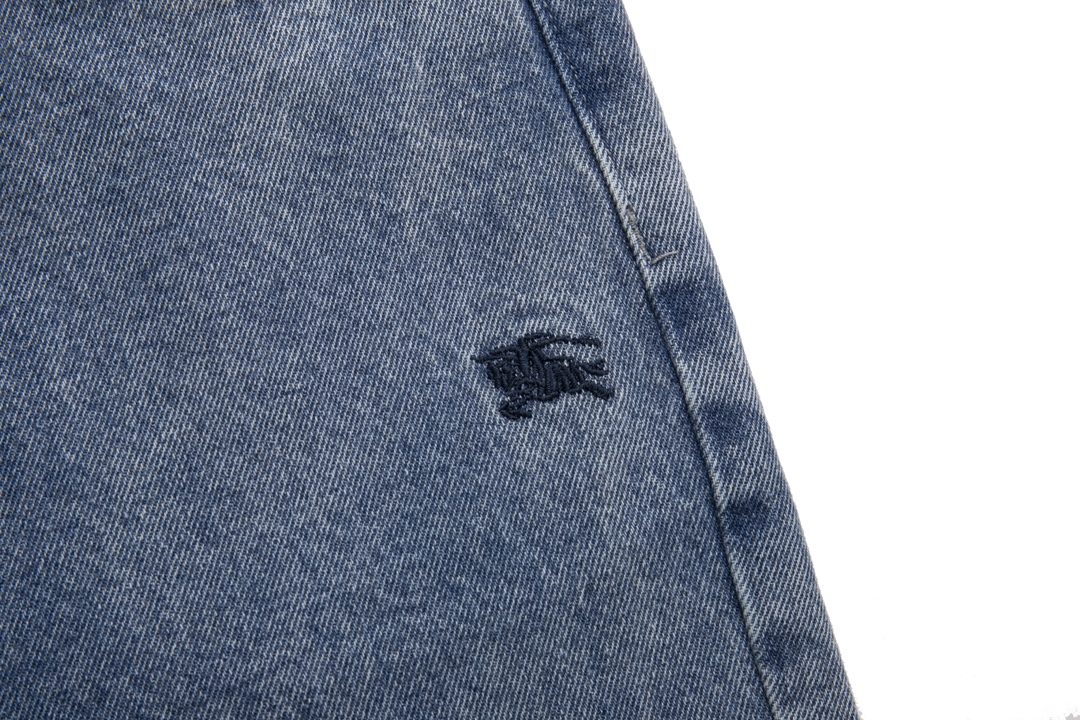 【BURBERRY 公式旗艦店】バーバリー   ジーパン  ご好評に付き再入荷！