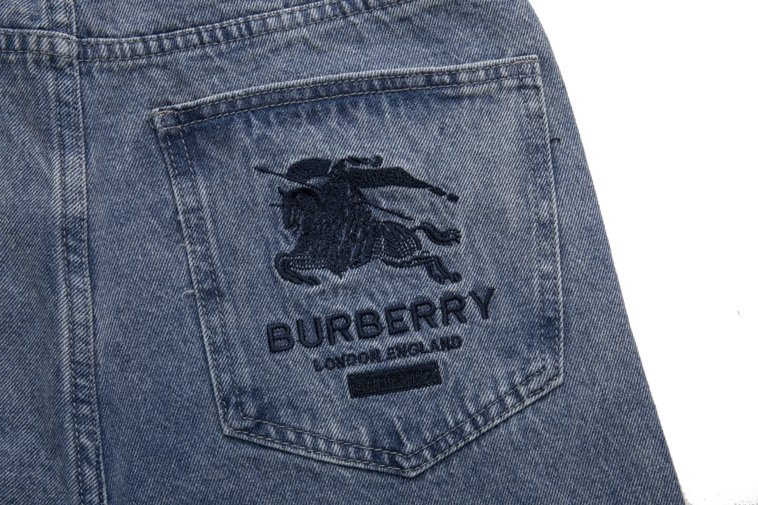 【BURBERRY 公式旗艦店】バーバリー   ジーパン  ご好評に付き再入荷！