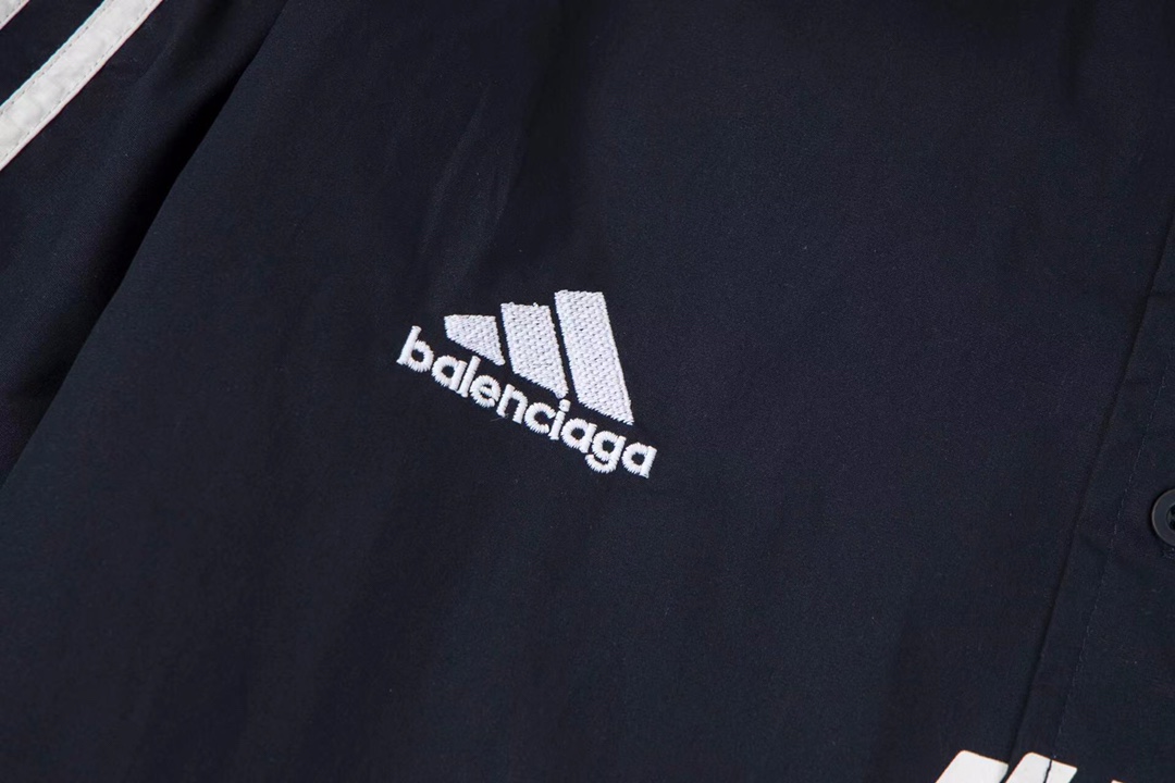【BALENCIAGA  公式旗艦店】バレンシアガ   シャツ   ご好評に付き再入荷！