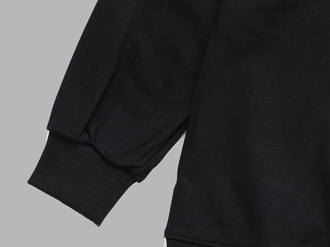 【GUCCI  公式旗艦店】グッチ 丸首の衛衣 スウェットご好評に付き再入荷 240811