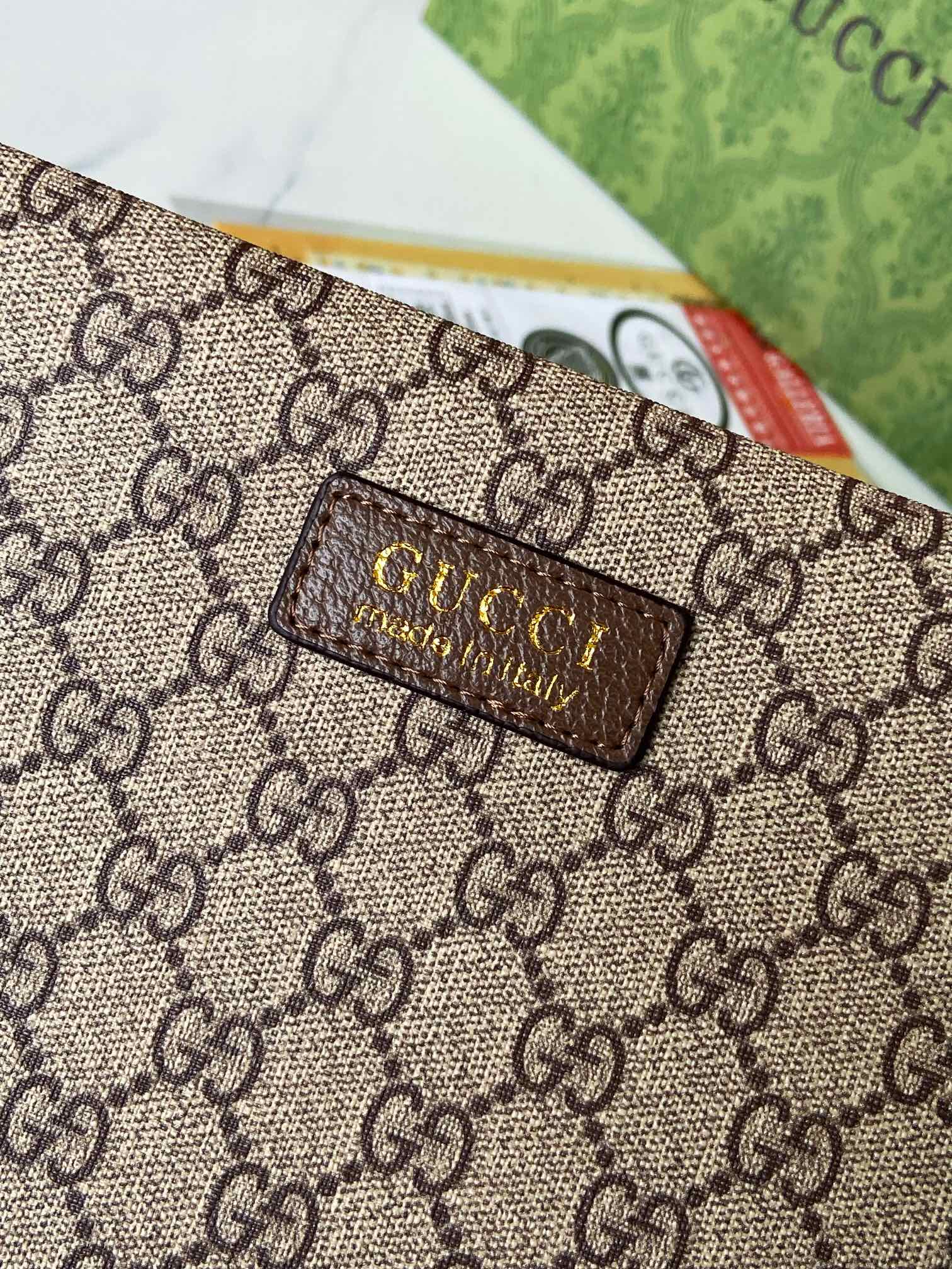 【GUCCI  公式 旗艦店】 グッチ   クラッチバッグ 当日出荷 好評に付き再入荷！28*18*2.5CM  241101