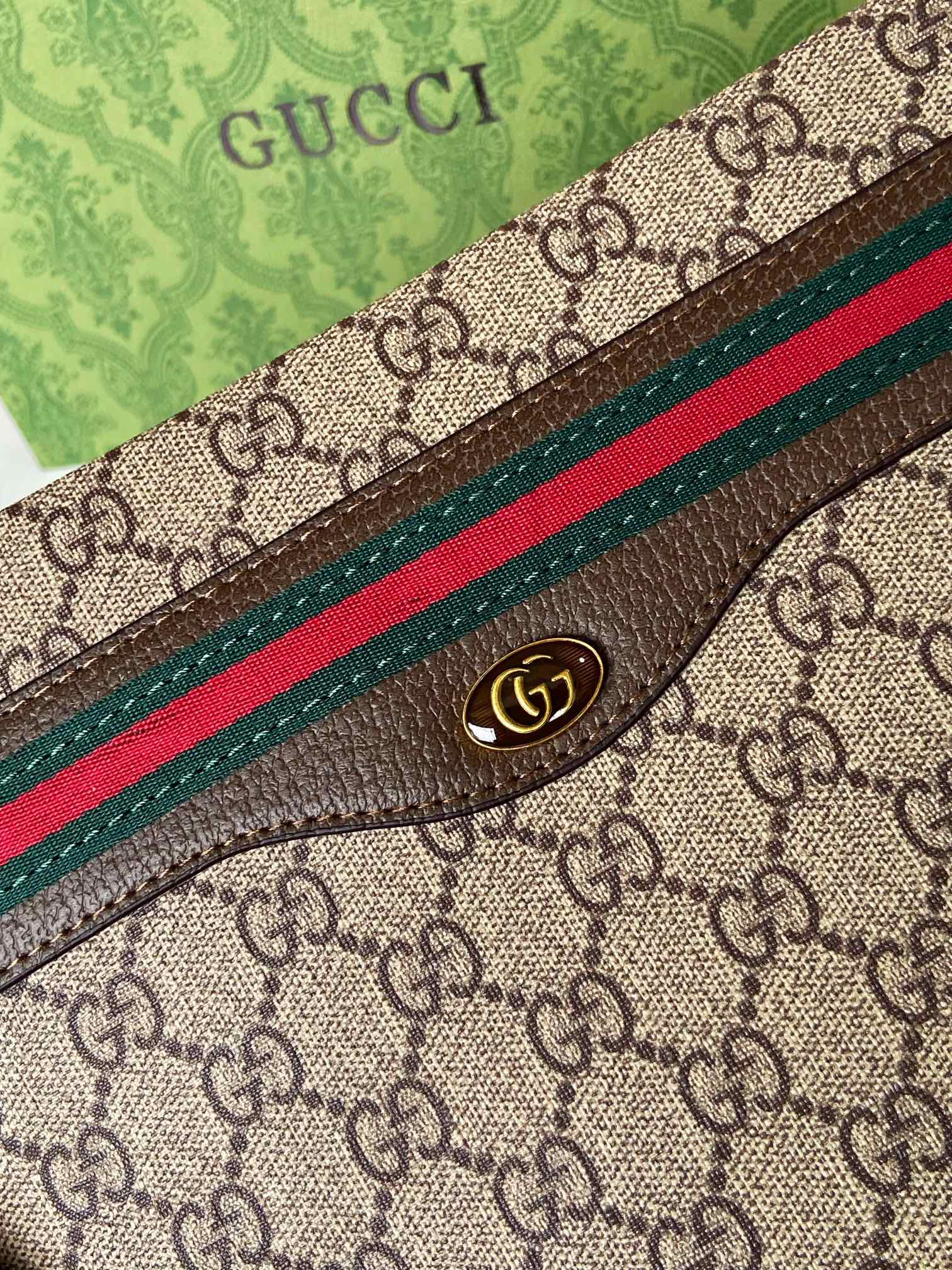【GUCCI  公式 旗艦店】 グッチ   クラッチバッグ 当日出荷 好評に付き再入荷！28*18*2.5CM  241101