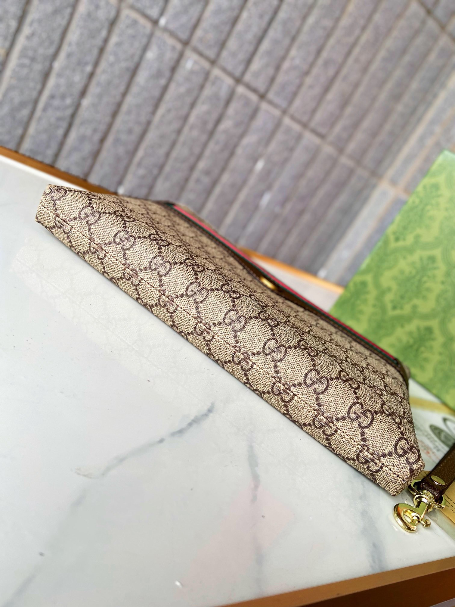 【GUCCI  公式 旗艦店】 グッチ   クラッチバッグ 当日出荷 好評に付き再入荷！28*18*2.5CM  241101