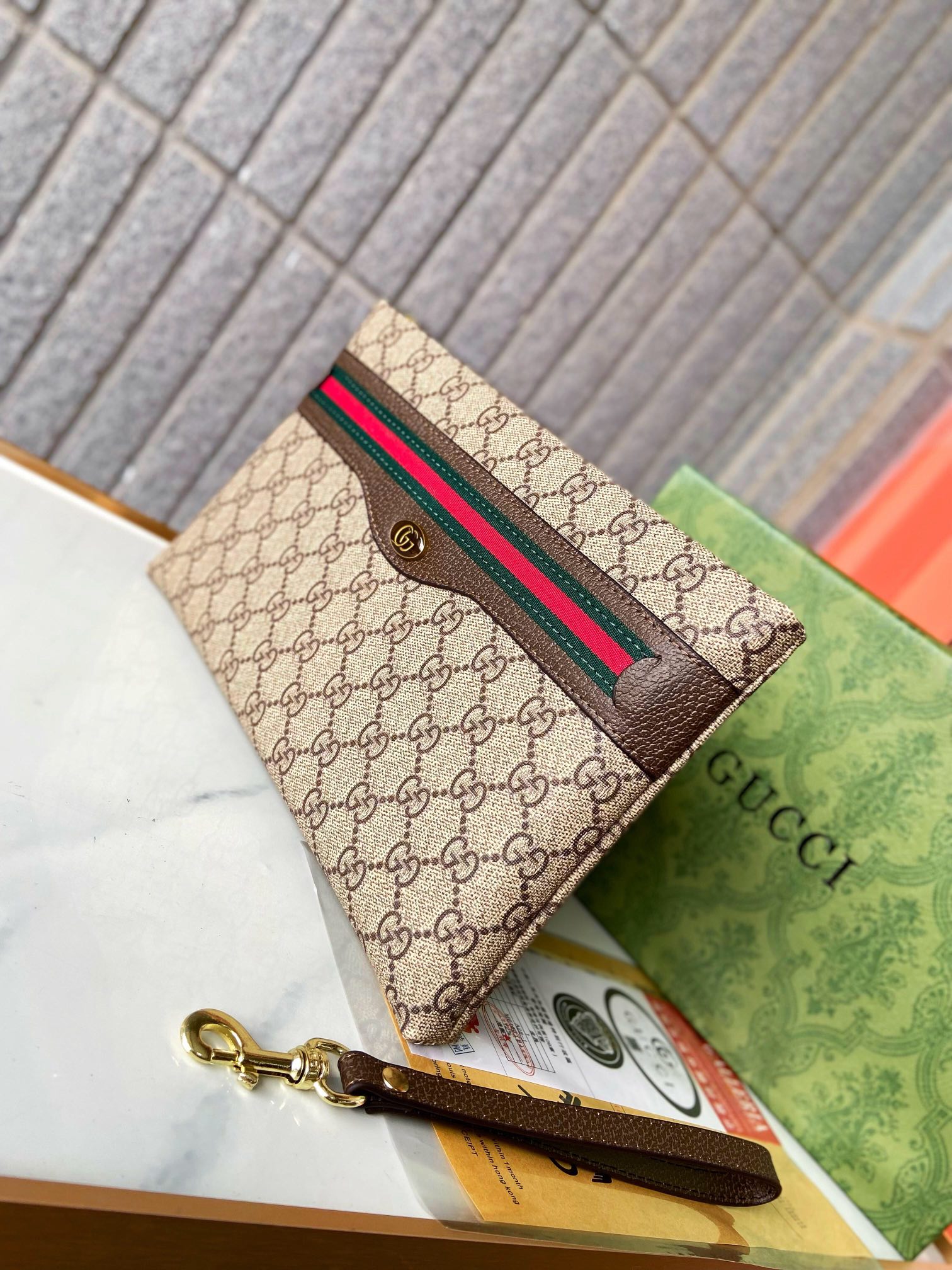 【GUCCI  公式 旗艦店】 グッチ   クラッチバッグ 当日出荷 好評に付き再入荷！28*18*2.5CM  241101