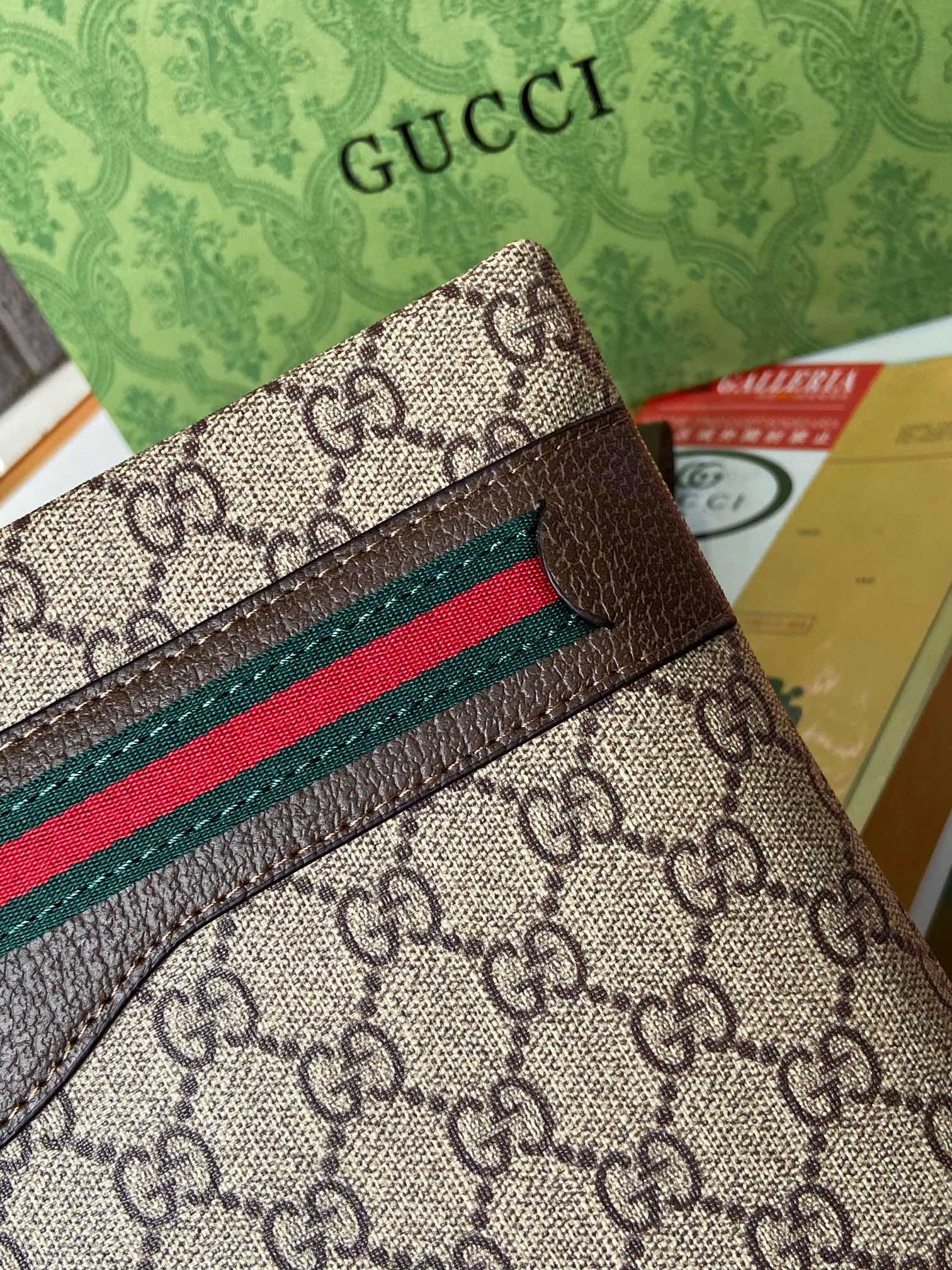 【GUCCI  公式 旗艦店】 グッチ   クラッチバッグ 当日出荷 好評に付き再入荷！28*18*2.5CM  241101