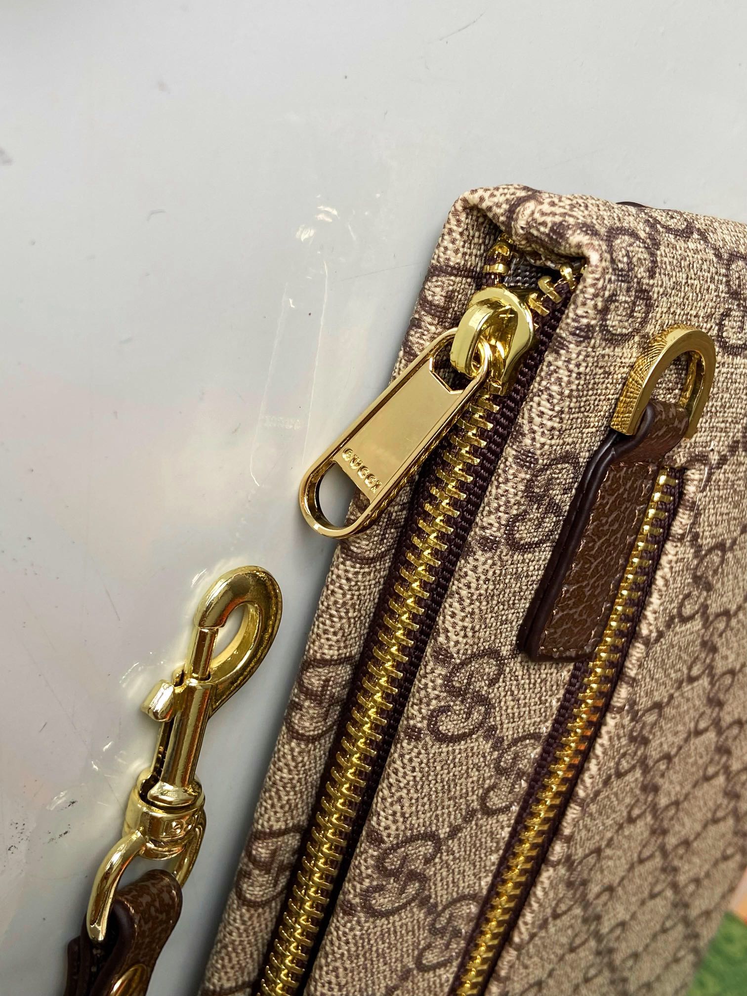 【GUCCI  公式 旗艦店】 グッチ   クラッチバッグ 当日出荷 好評に付き再入荷！28*18*2.5CM  241101