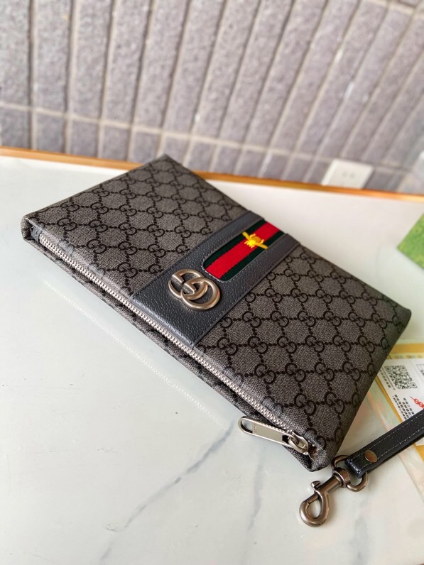 【GUCCI  公式 旗艦店】 グッチ   クラッチバッグ 当日出荷 好評に付き再入荷！28*18*2.5CM  241101