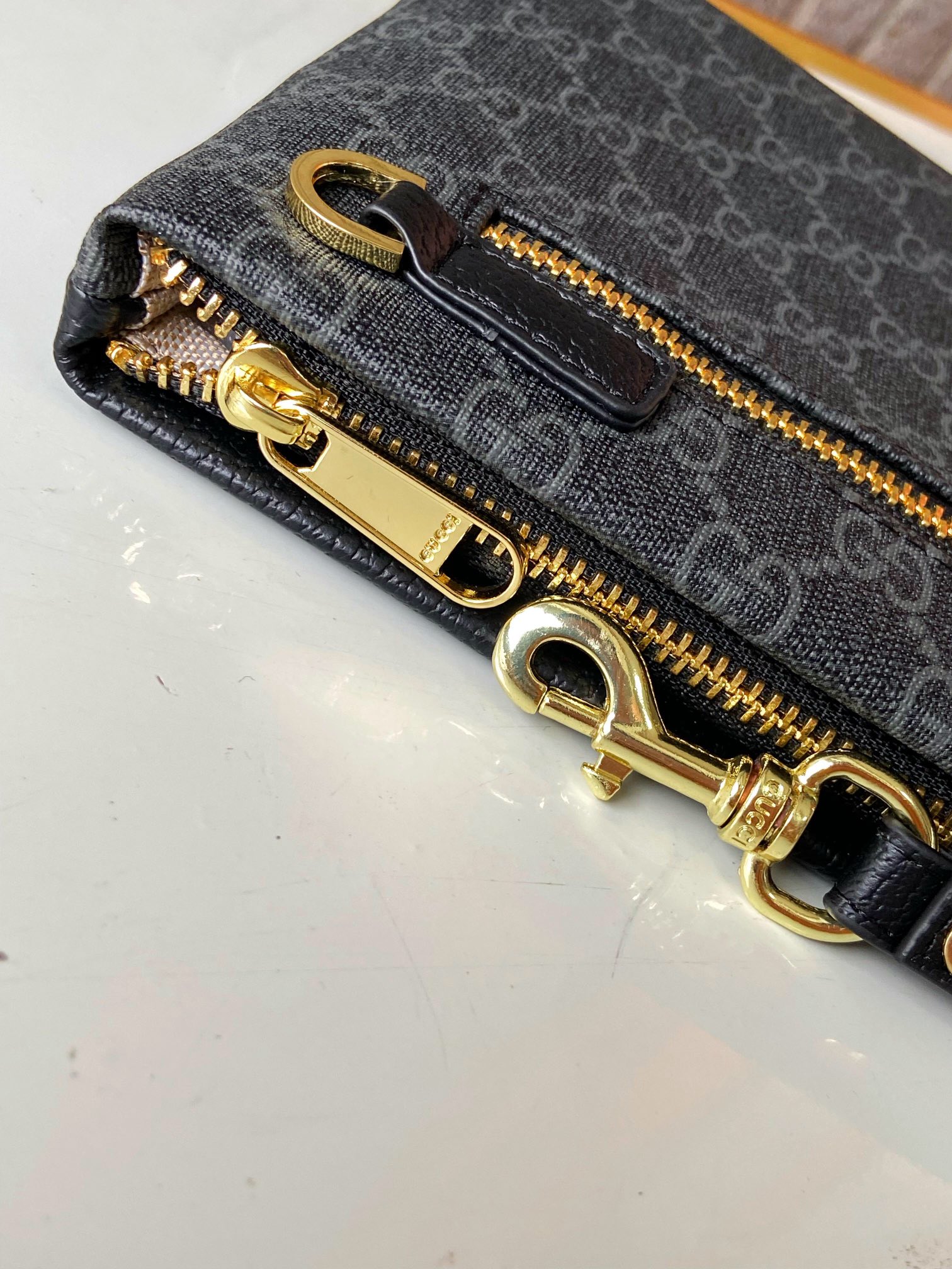 【GUCCI  公式 旗艦店】 グッチ   クラッチバッグ 当日出荷 好評に付き再入荷！28*18*2.5CM  241101