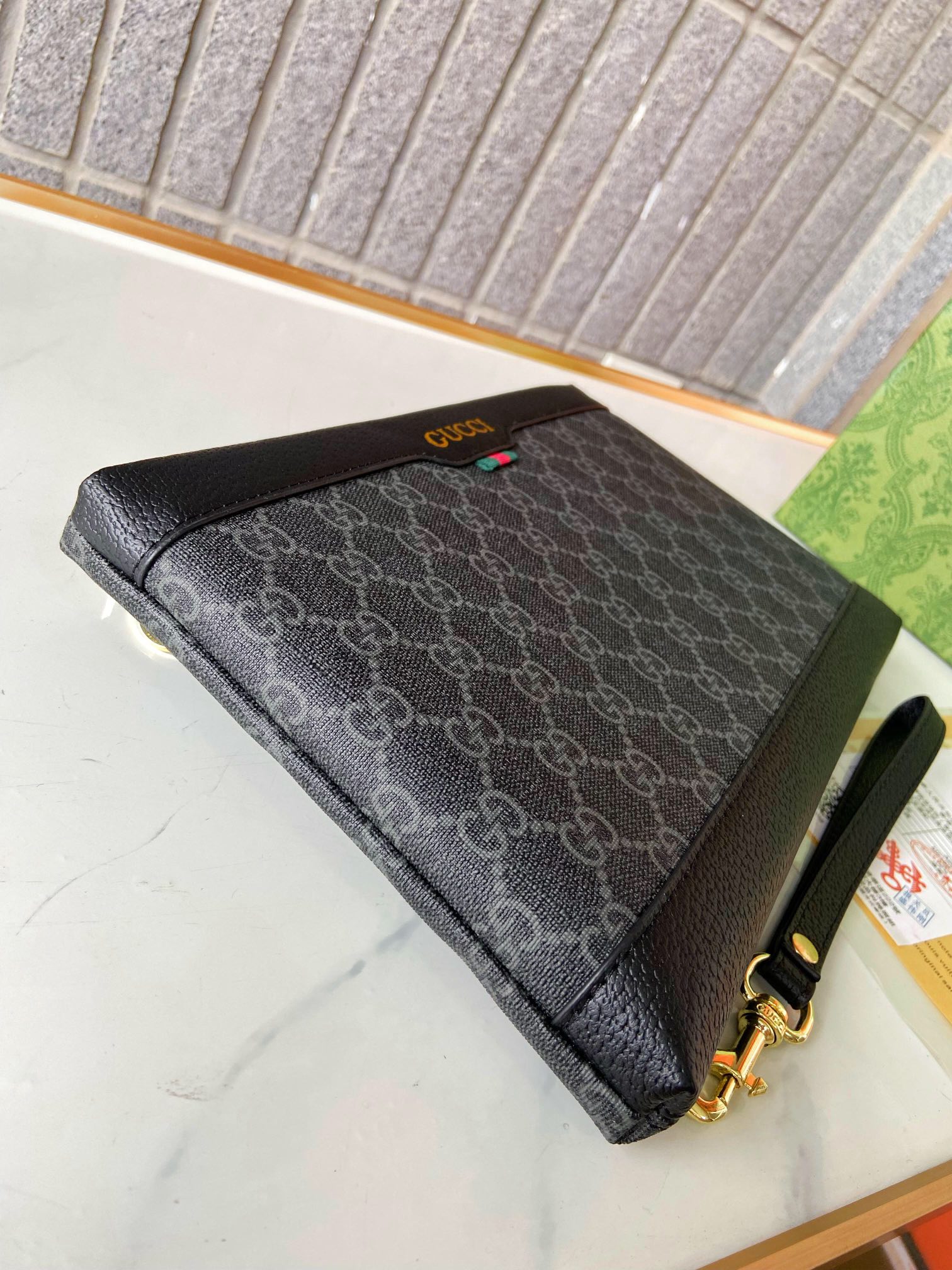 【GUCCI  公式 旗艦店】 グッチ   クラッチバッグ 当日出荷 好評に付き再入荷！28*18*2.5CM  241101