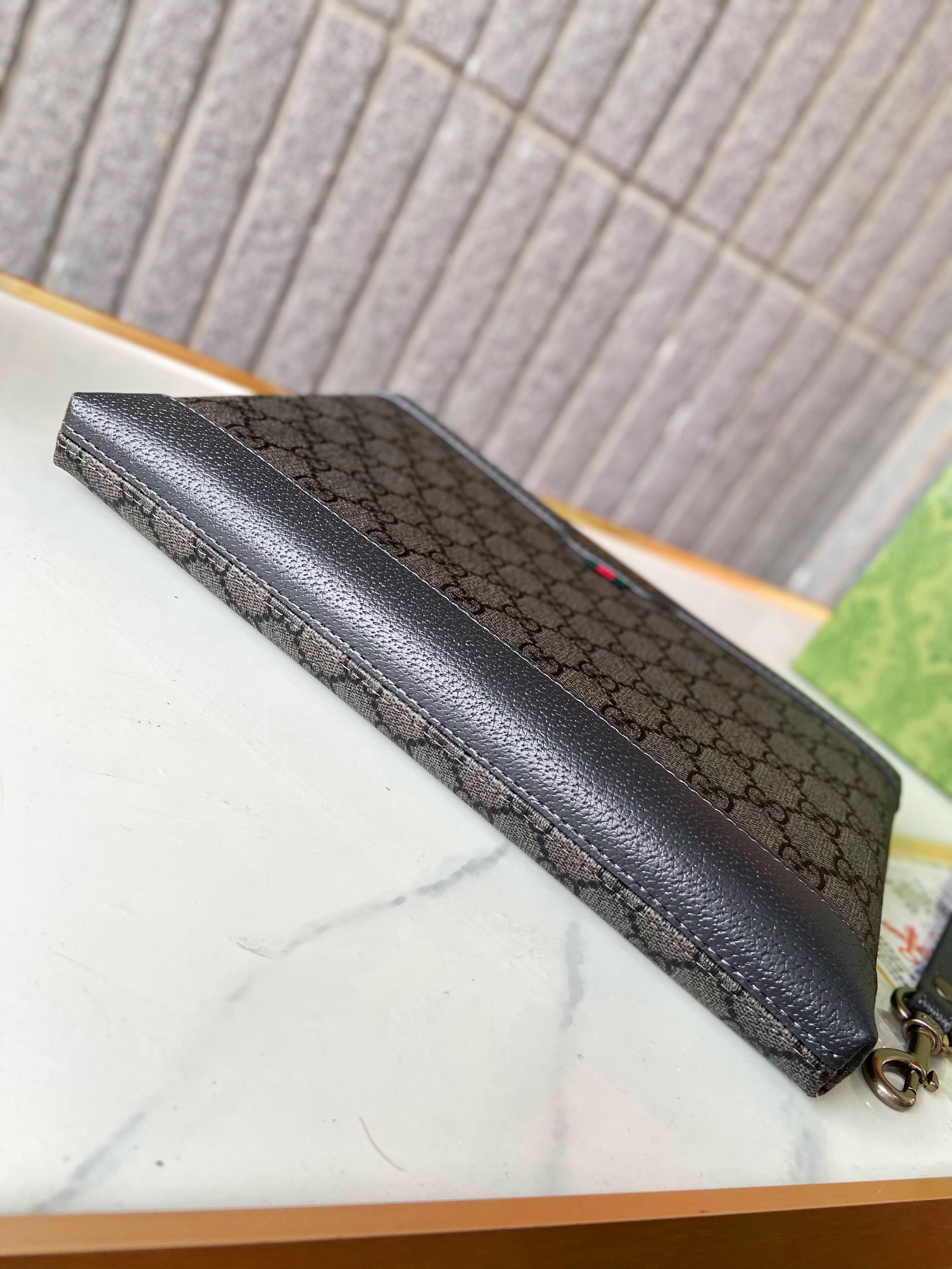 【GUCCI  公式 旗艦店】 グッチ   クラッチバッグ 当日出荷 好評に付き再入荷！28*18*2.5CM  241101