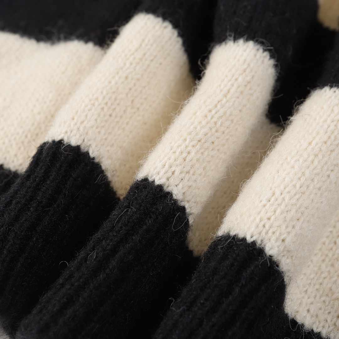 【BALENCIAGA  公式旗艦店】バレンシアガ   セーター好評に付き再入荷！ 241101