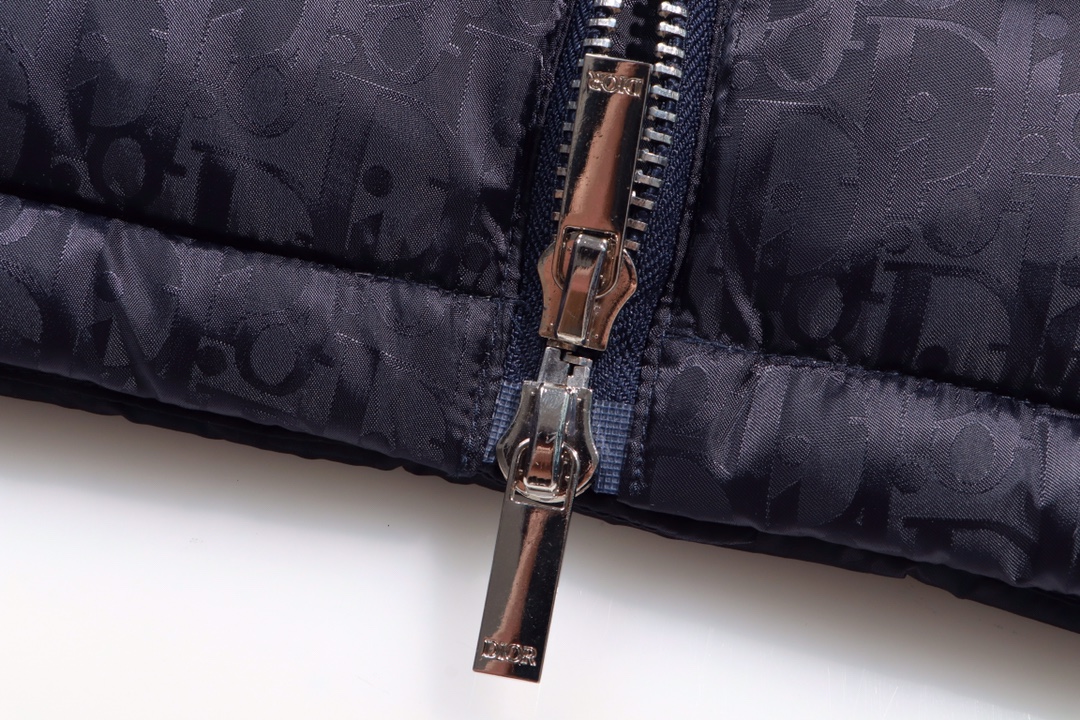 【DIOR 公式旗艦店】ディオール  ダウンジャケット好評に付き再入荷！