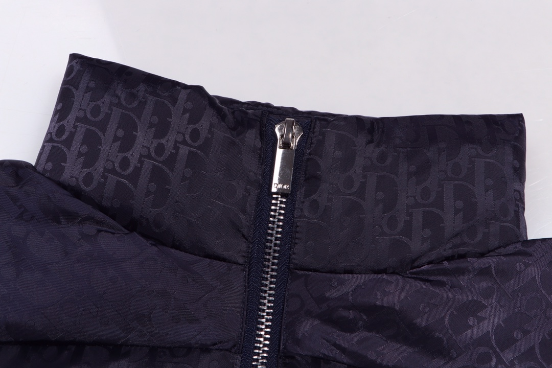 【DIOR 公式旗艦店】ディオール  ダウンジャケット好評に付き再入荷！