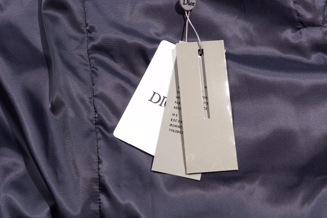 【DIOR 公式旗艦店】ディオール  ダウンジャケット好評に付き再入荷！