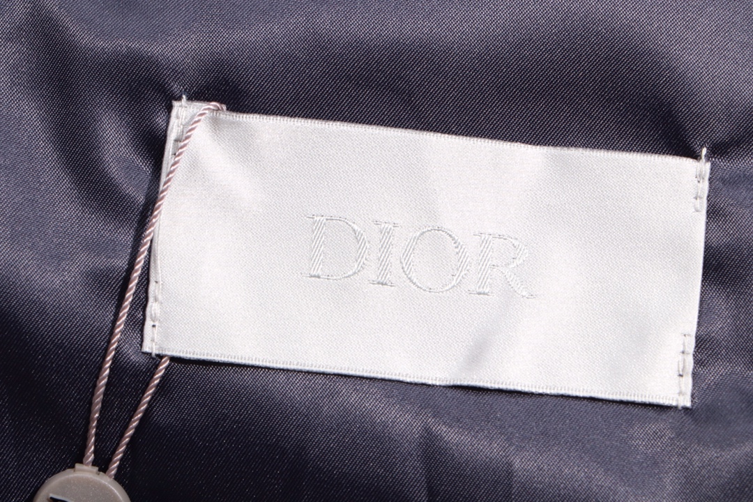 【DIOR 公式旗艦店】ディオール  ダウンジャケット好評に付き再入荷！