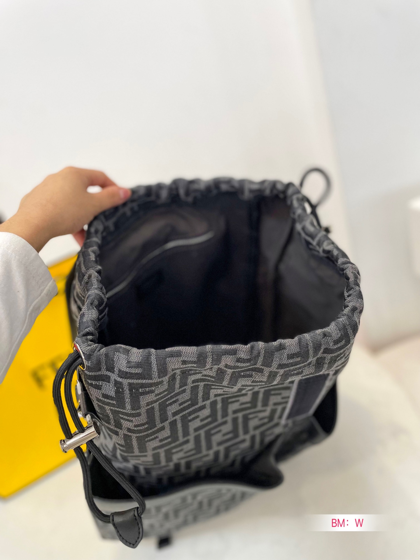 【FENDI  公式 旗艦店】フェンディ  リュックサック  当日出荷 好評に付き再入荷！35*44CM