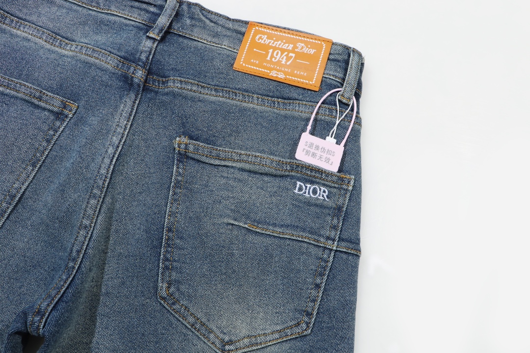 【DIOR 公式旗艦店】ディオール  ジーパン  ご好評に付き再入荷！