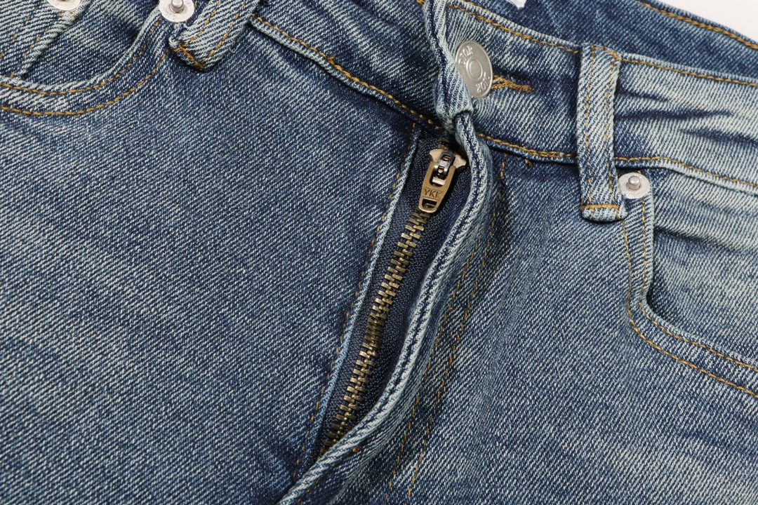 【DIOR 公式旗艦店】ディオール  ジーパン  ご好評に付き再入荷！