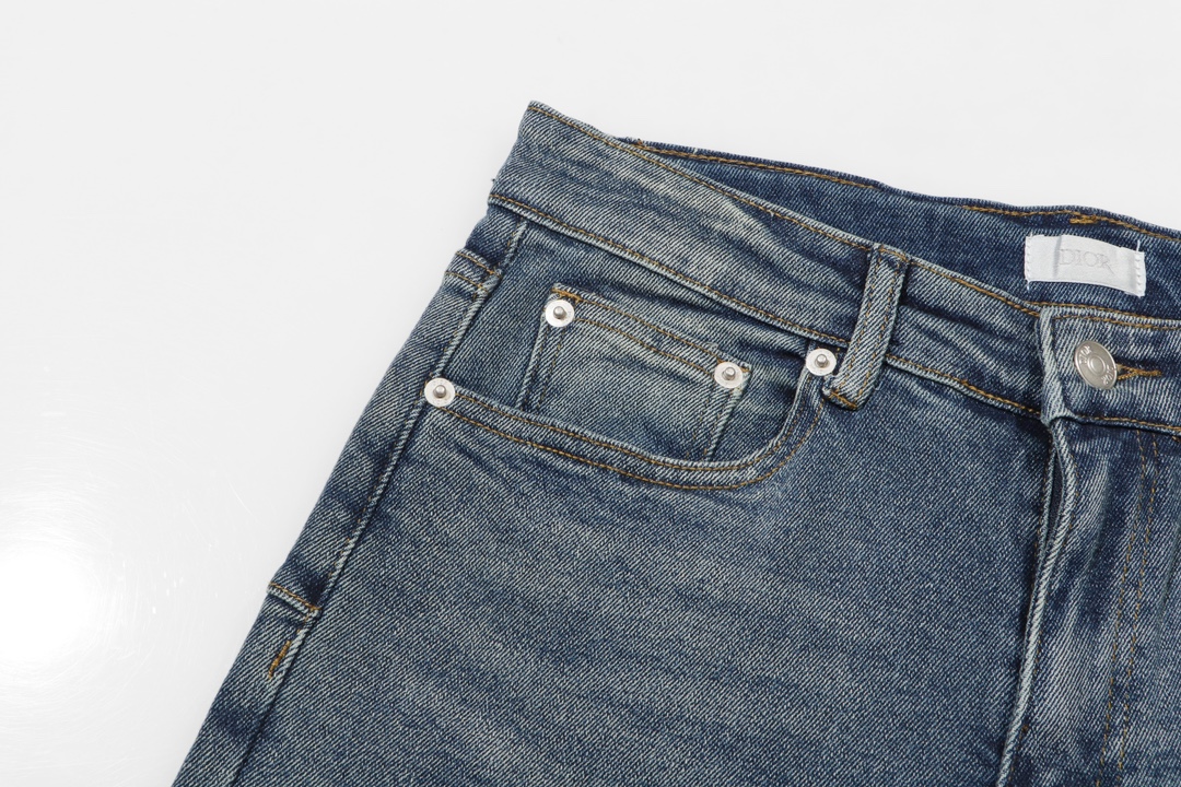 【DIOR 公式旗艦店】ディオール  ジーパン  ご好評に付き再入荷！