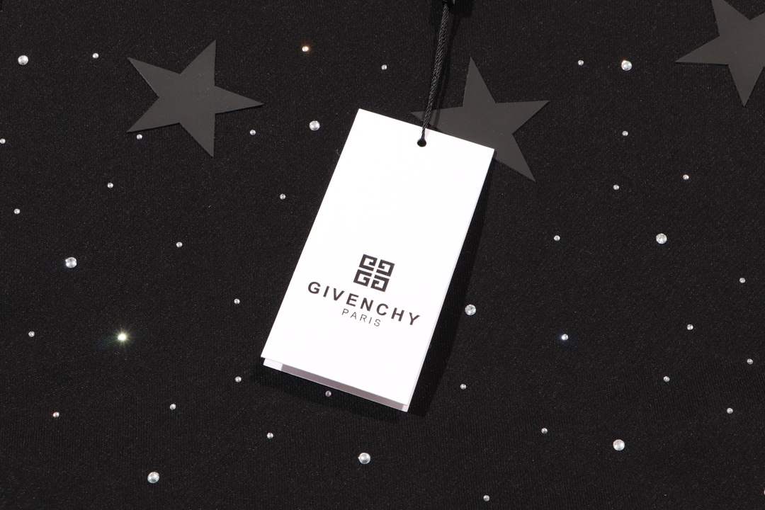 【GIVENCHY 公式旗艦店】ジバンシー 丸首の衛衣 スウェットご好評に付き再入荷   241114
