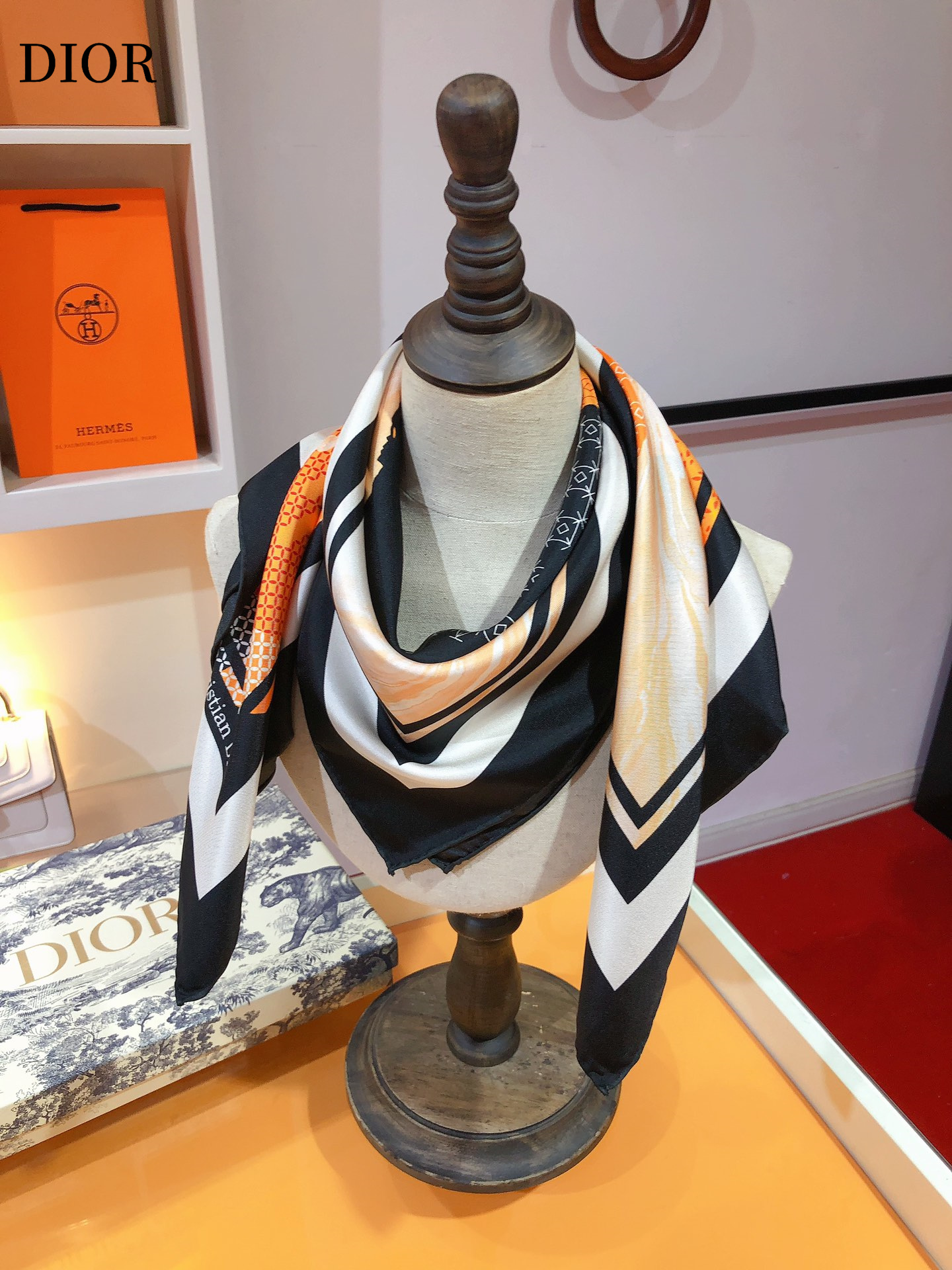 【DIOR  ディオール 】スカーフ90*90cm  241108