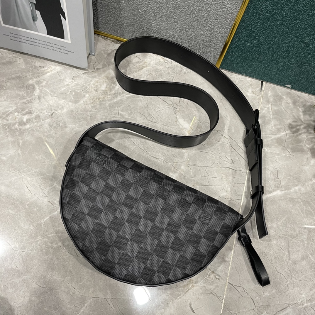 【LOUIS VUITTON  公式旗艦店】ルイヴィトン    斜めがけバッグ  当日出荷 好評に付き再入荷！24.5*16*4.5CM