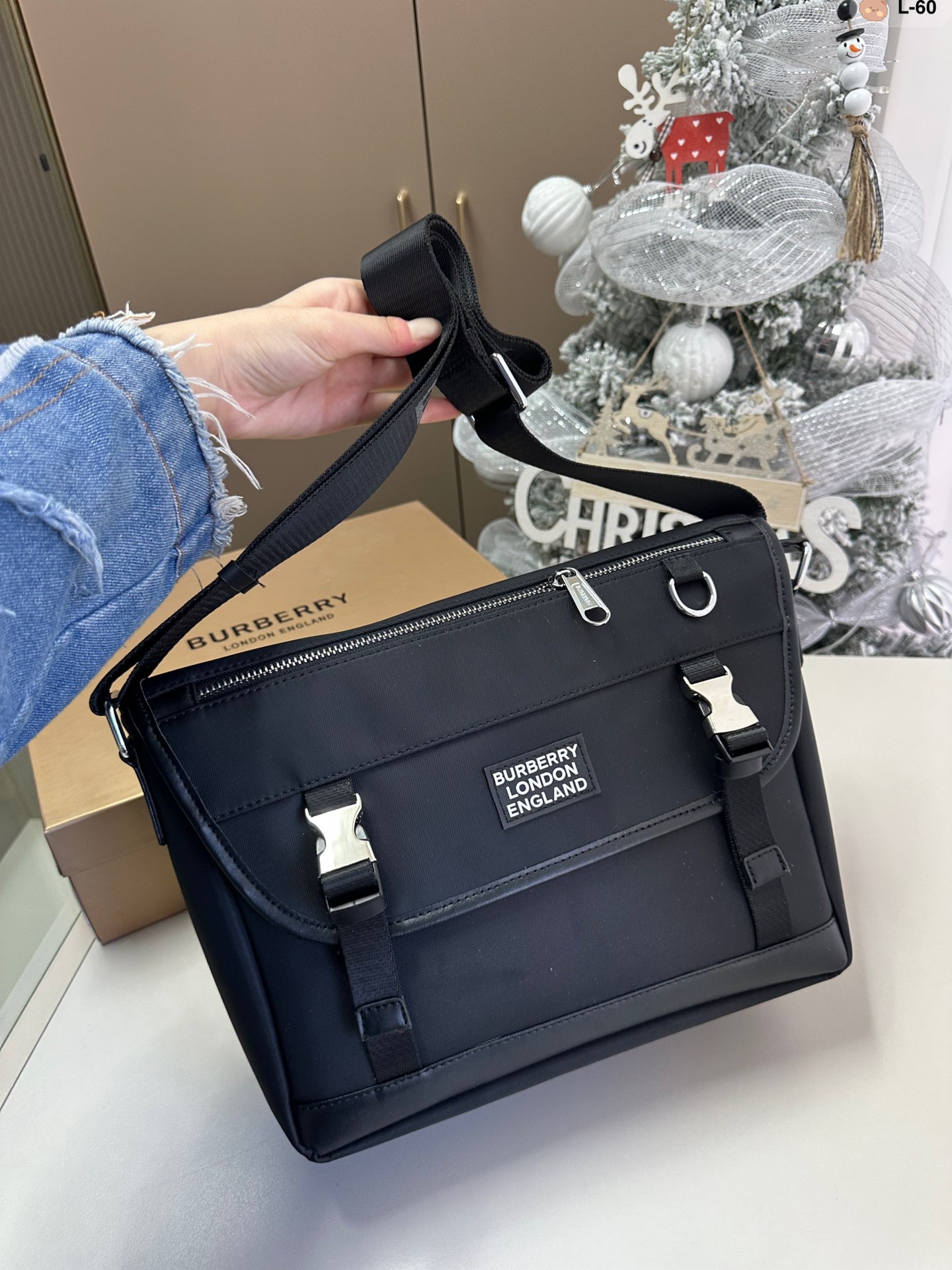 【BURBERRY  公式旗艦店】バーバリー 斜めがけバッグ 当日出荷 好評に付き再入荷！28*12*21CM