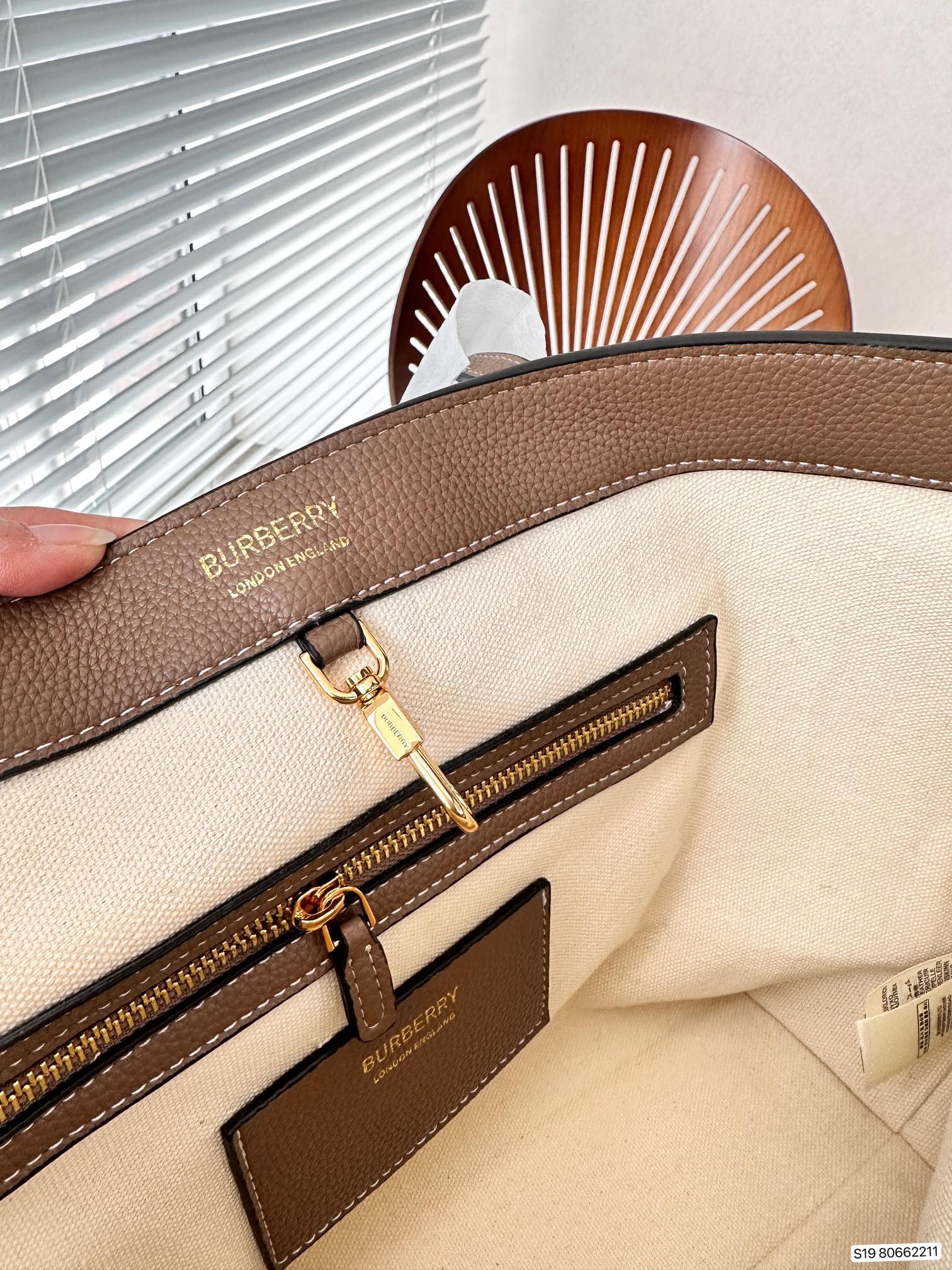 【BURBERRY 公式旗艦店】バーバリー  ハンドバッグ 当日出荷 好評に付き再入荷！34*28CM