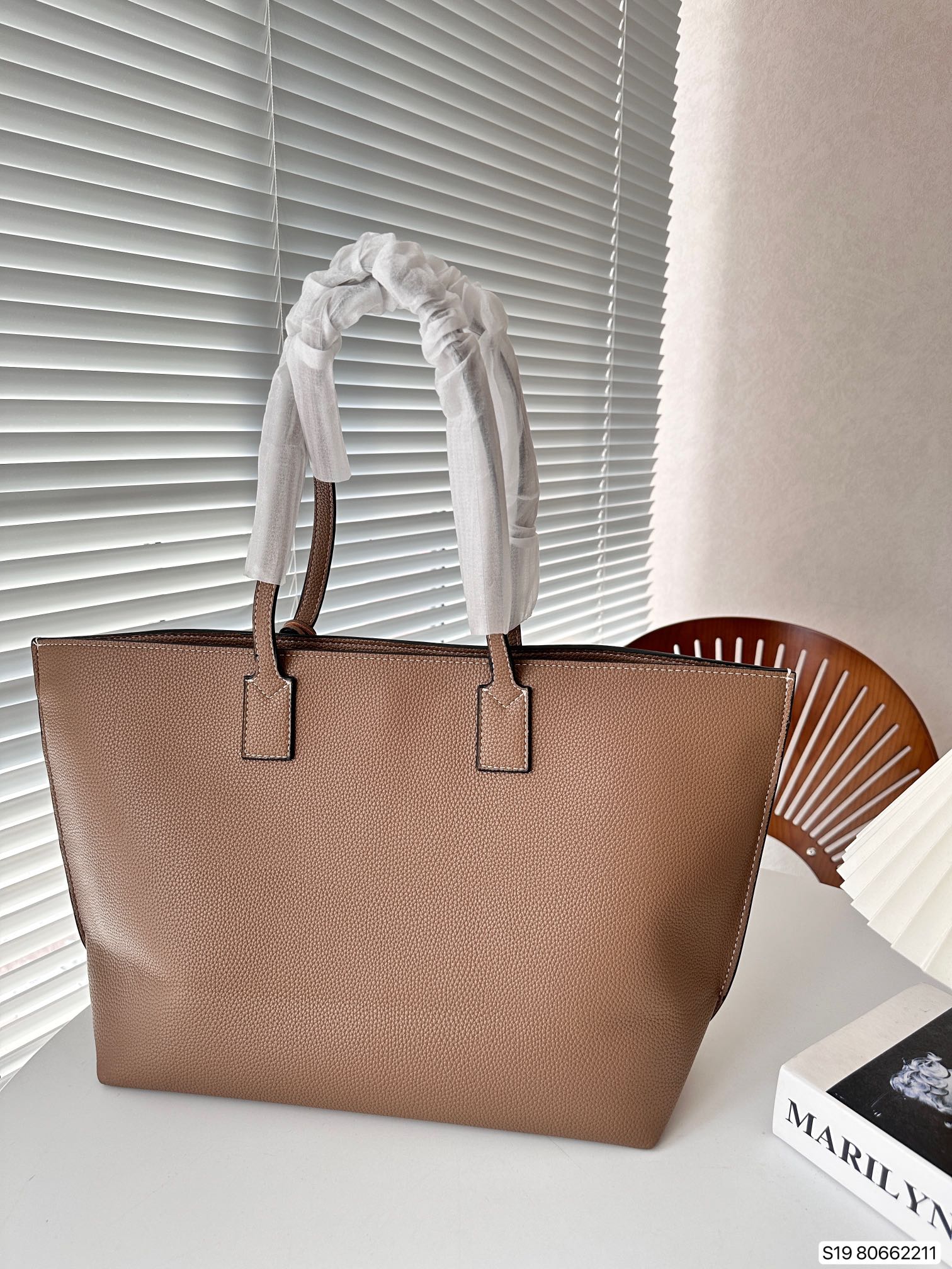 【BURBERRY 公式旗艦店】バーバリー  ハンドバッグ 当日出荷 好評に付き再入荷！34*28CM