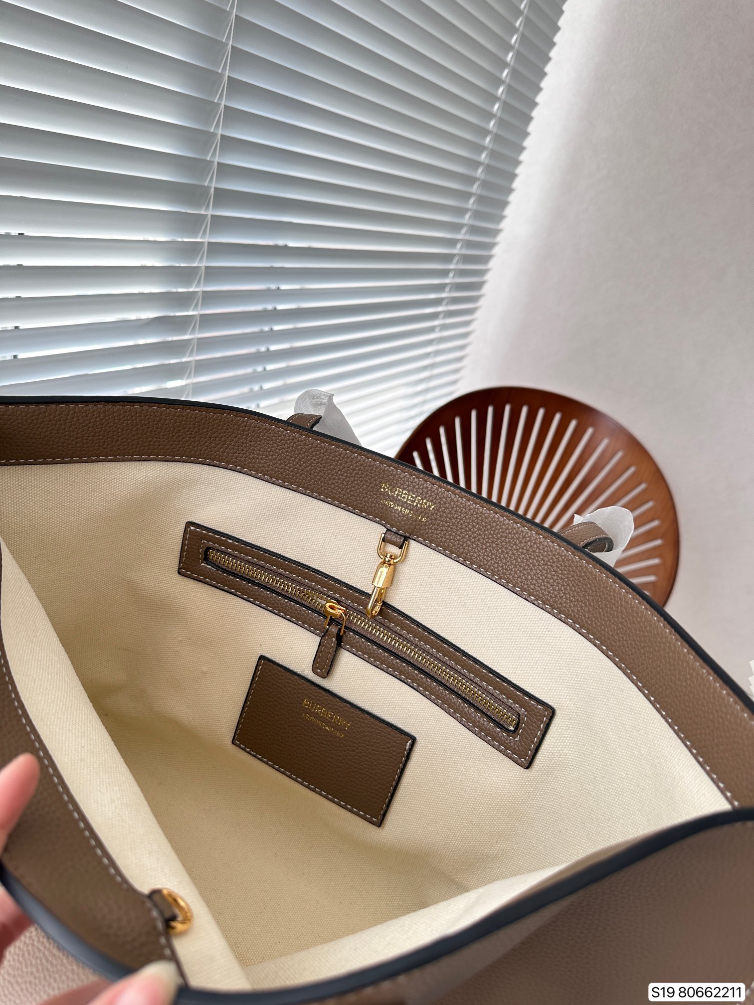 【BURBERRY 公式旗艦店】バーバリー  ハンドバッグ 当日出荷 好評に付き再入荷！34*28CM