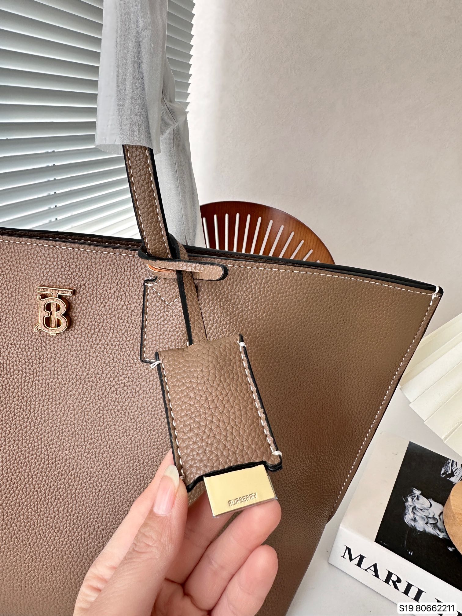 【BURBERRY 公式旗艦店】バーバリー  ハンドバッグ 当日出荷 好評に付き再入荷！34*28CM