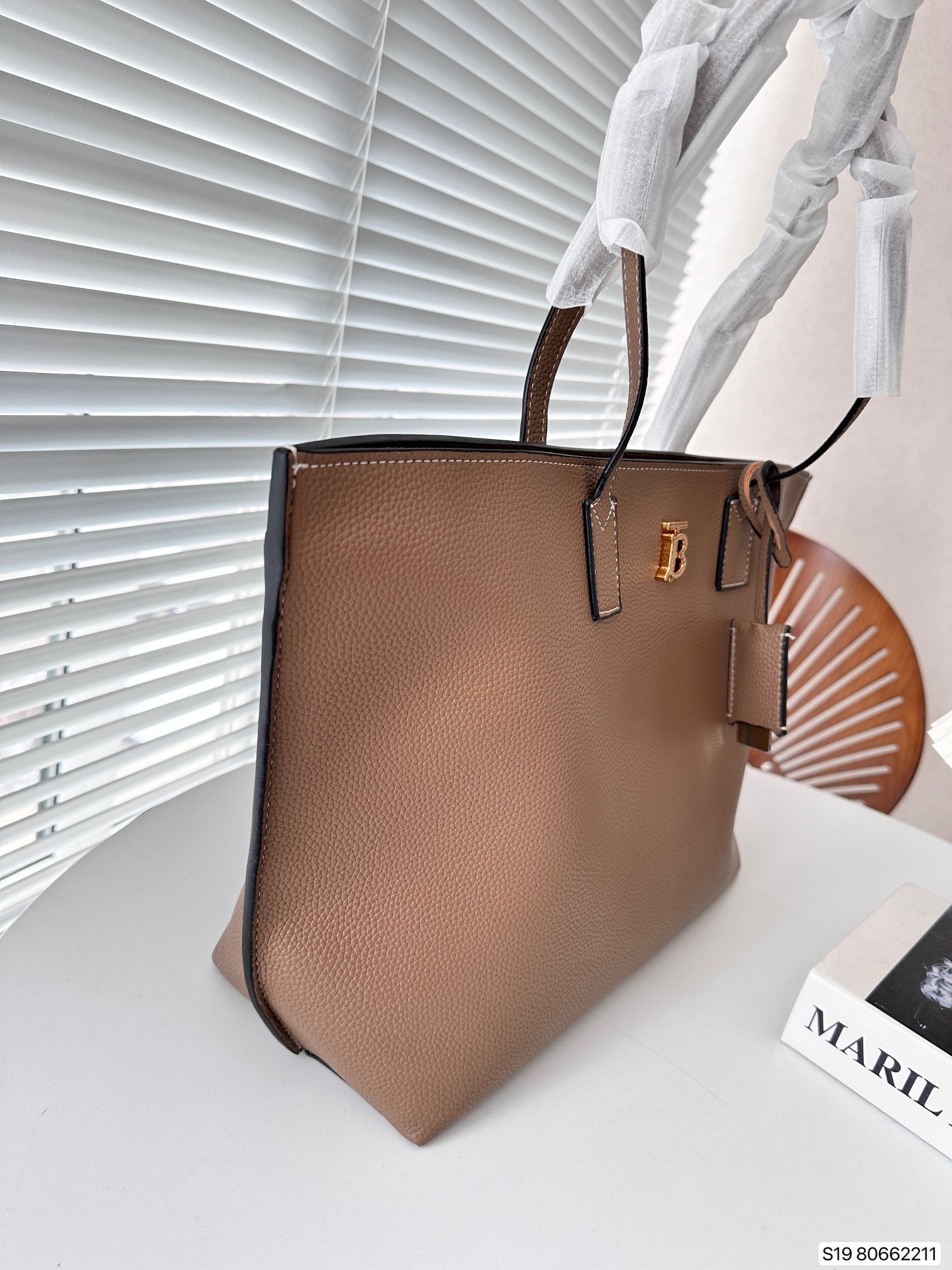 【BURBERRY 公式旗艦店】バーバリー  ハンドバッグ 当日出荷 好評に付き再入荷！34*28CM