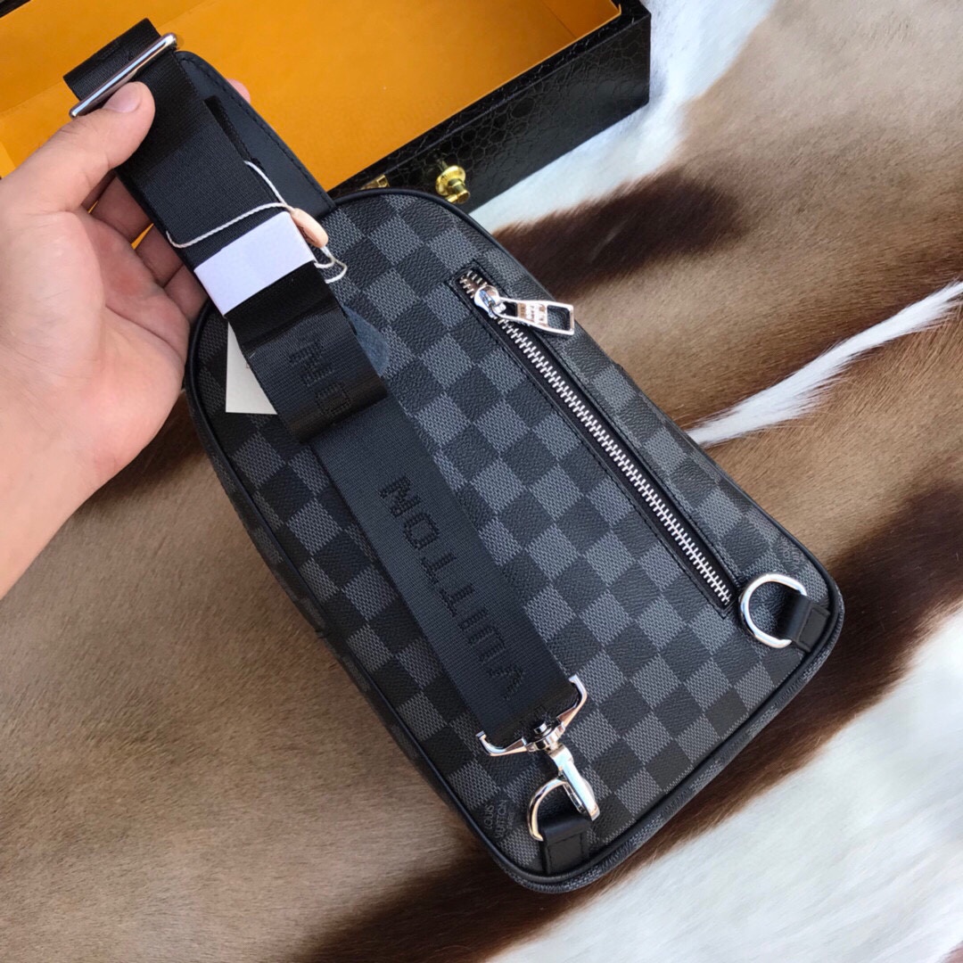 【LOUIS VUITTON    公式旗艦店】ルイヴィトン   胸ポケット 当日出荷 好評に付き再入荷！28*20*6CM