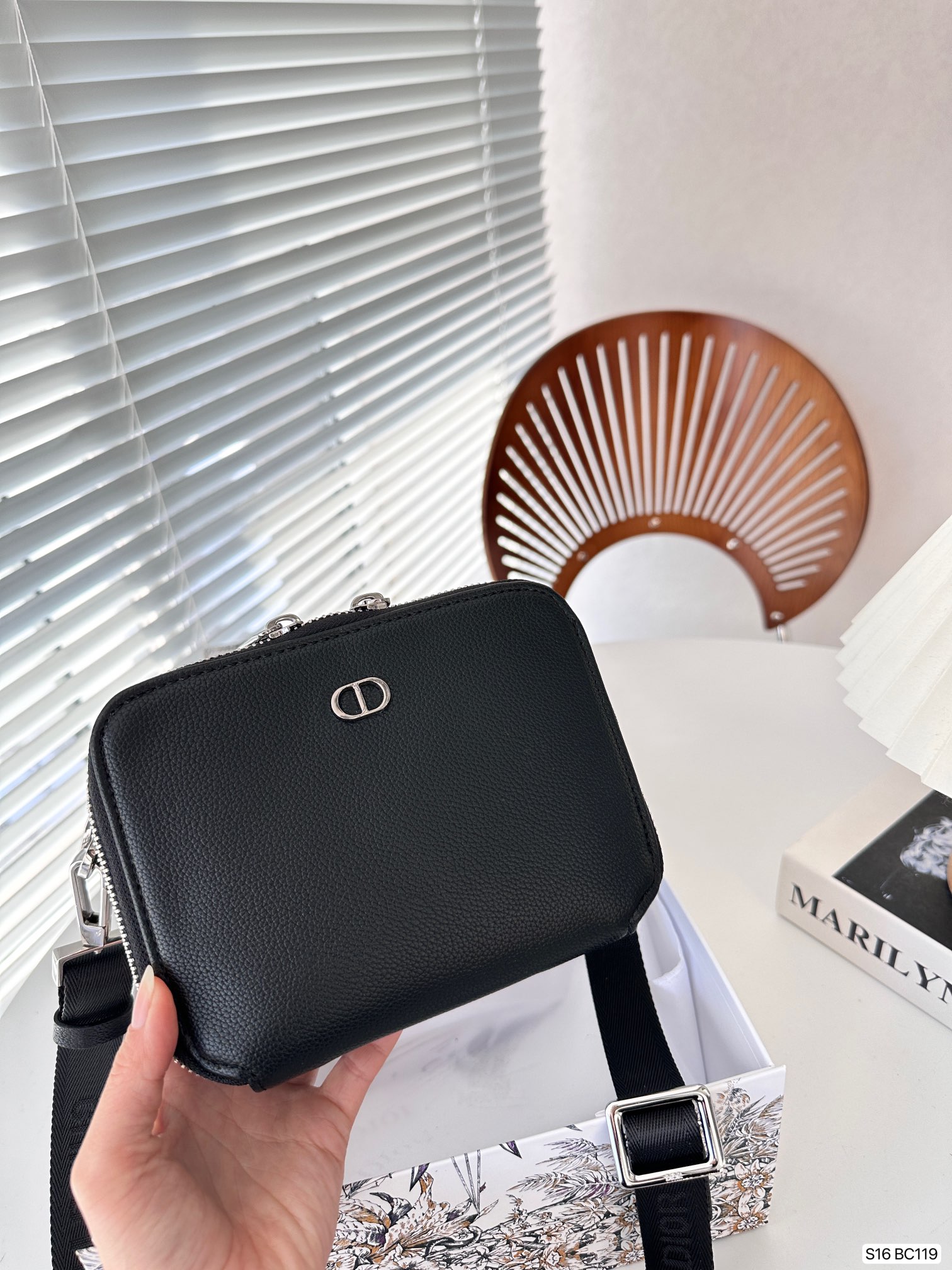 【DIOR公式旗艦店】ディオール  斜めがけバッグ 当日出荷 好評に付き再入荷！17*13CM