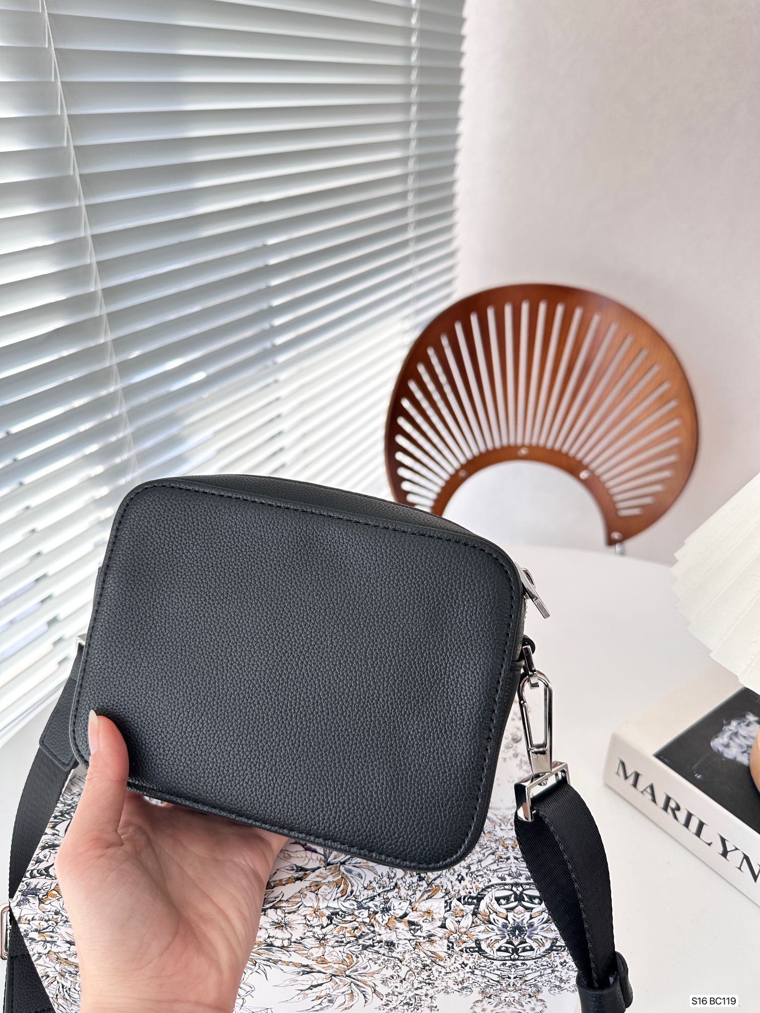 【DIOR公式旗艦店】ディオール  斜めがけバッグ 当日出荷 好評に付き再入荷！17*13CM