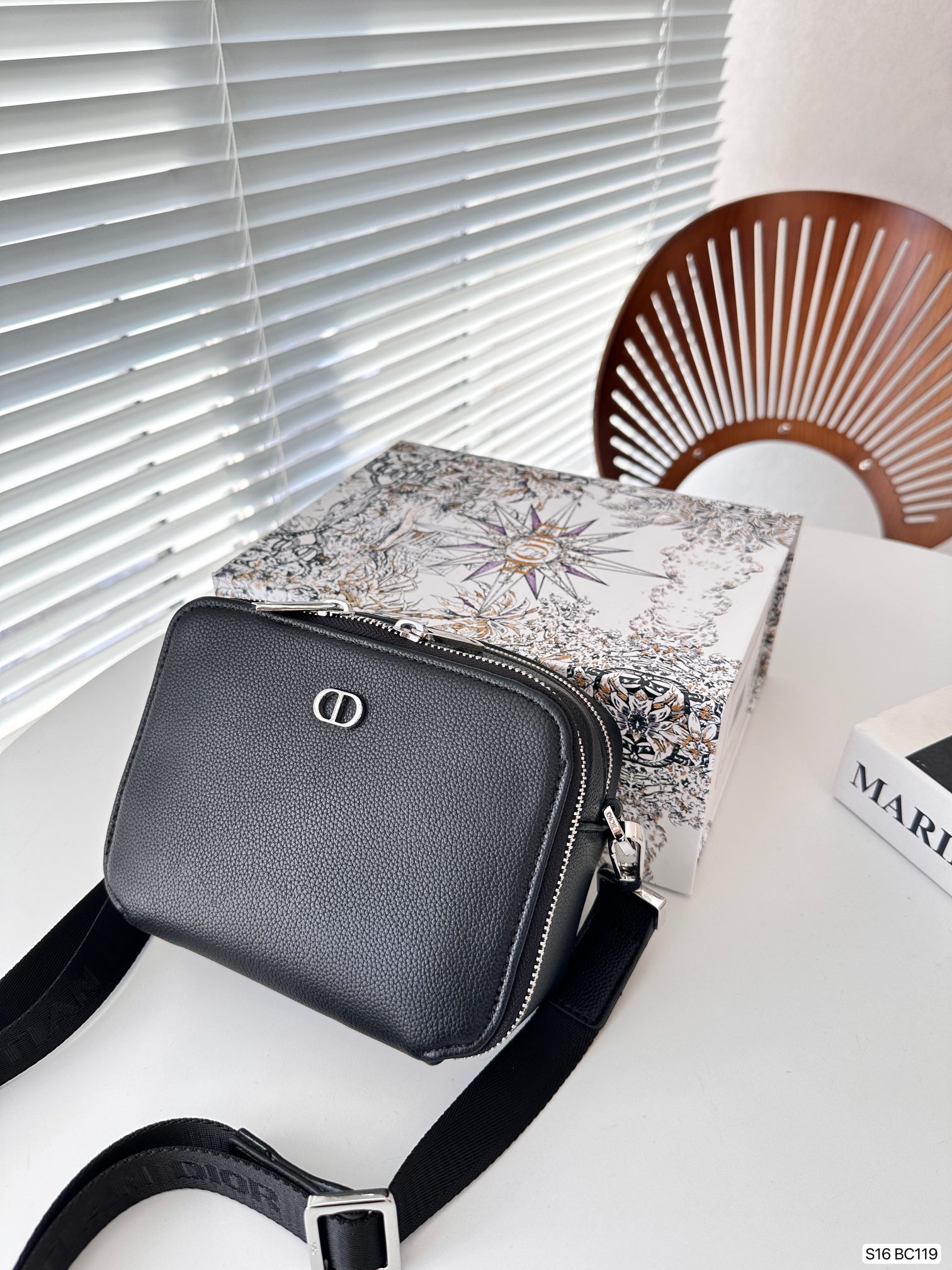 【DIOR公式旗艦店】ディオール  斜めがけバッグ 当日出荷 好評に付き再入荷！17*13CM