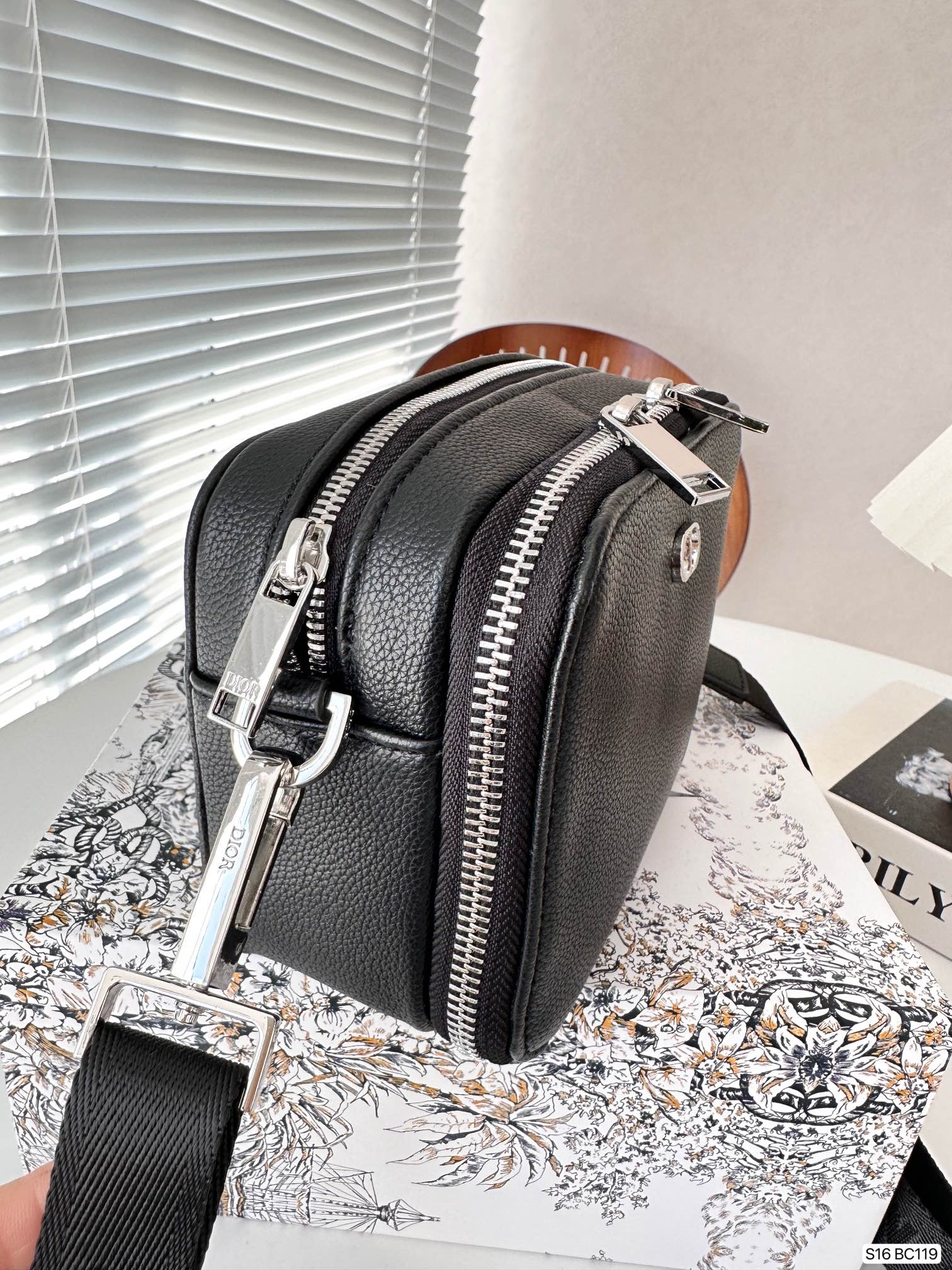 【DIOR公式旗艦店】ディオール  斜めがけバッグ 当日出荷 好評に付き再入荷！17*13CM