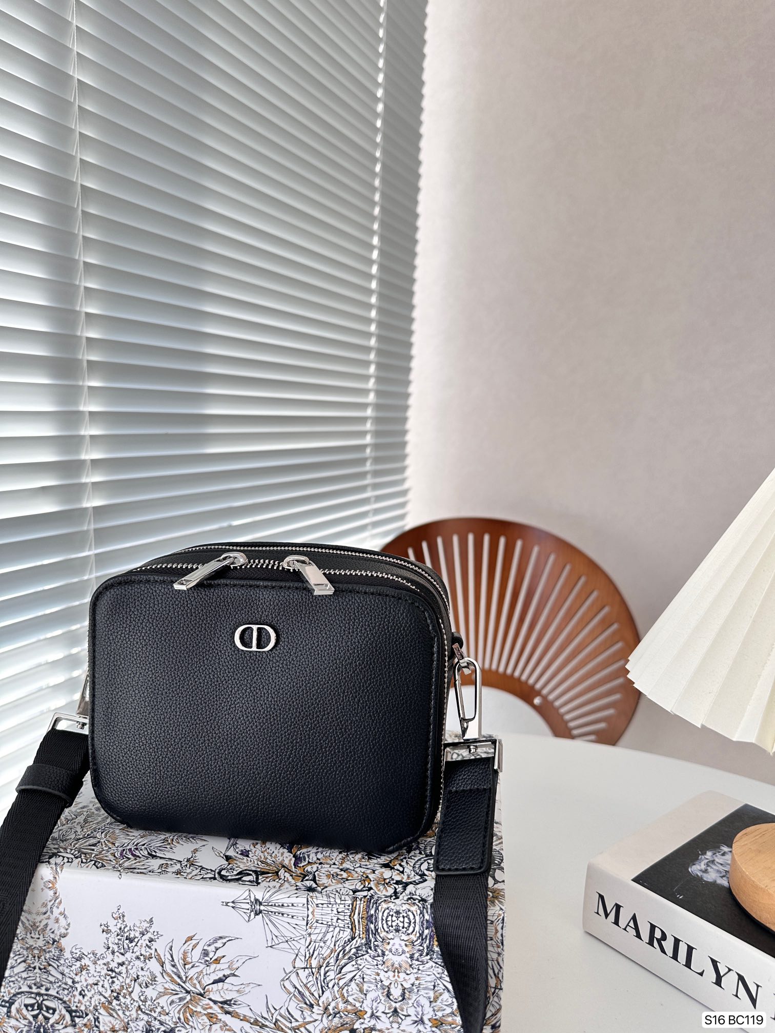 【DIOR公式旗艦店】ディオール  斜めがけバッグ 当日出荷 好評に付き再入荷！17*13CM