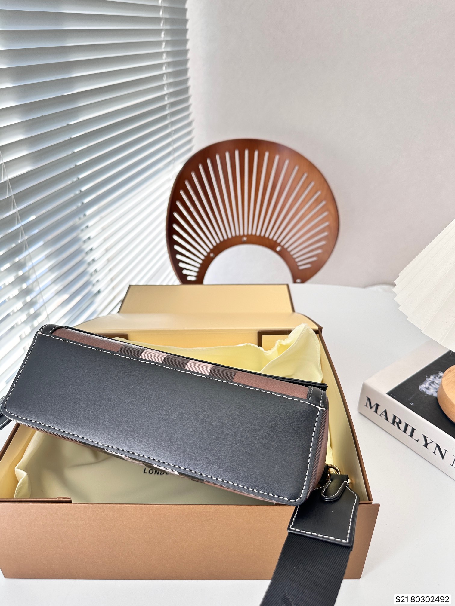 【BURBERRY 公式旗艦店】バーバリー   斜めがけバッグ当日出荷 好評に付き再入荷！24*15CM