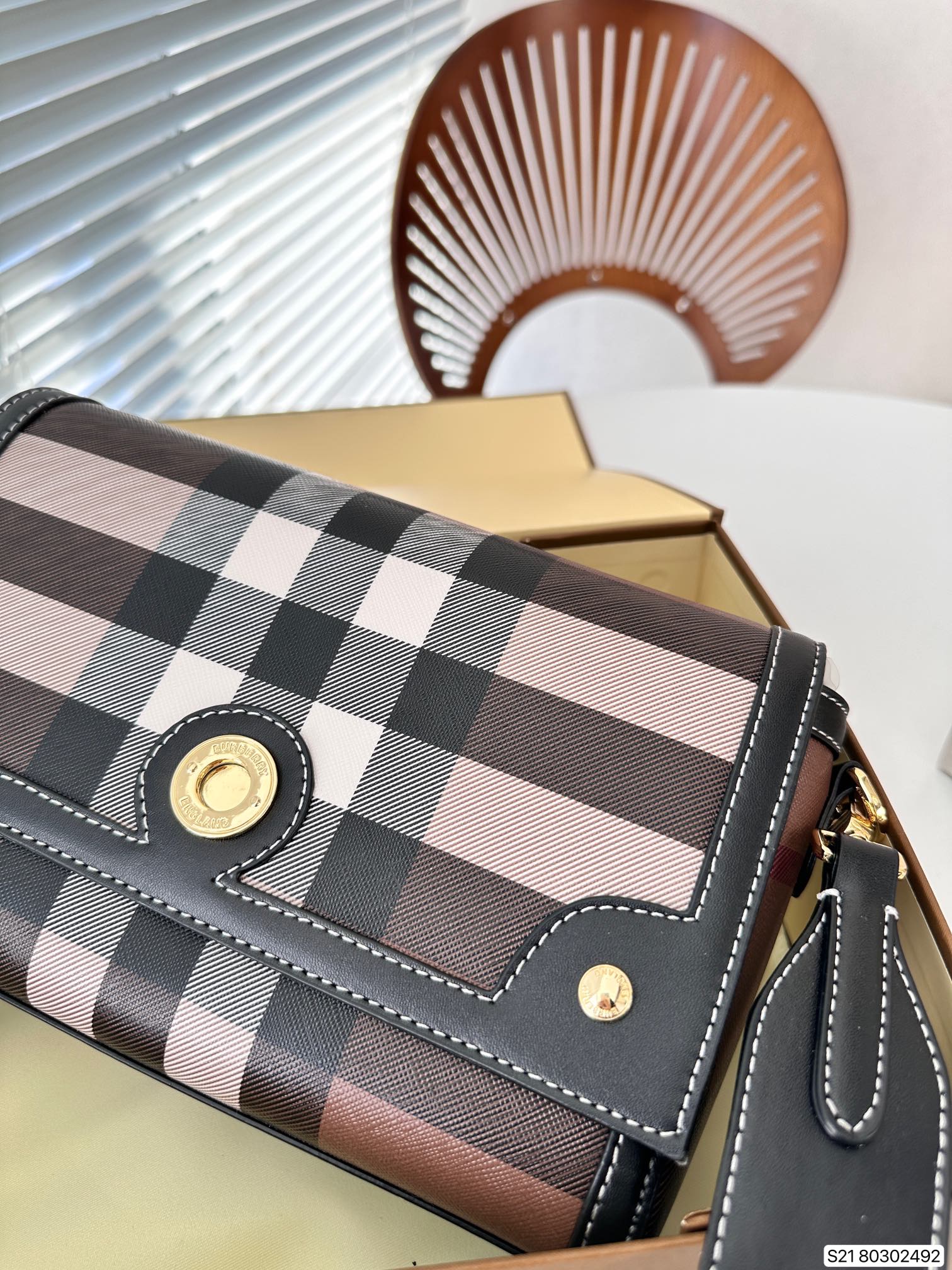 【BURBERRY 公式旗艦店】バーバリー   斜めがけバッグ当日出荷 好評に付き再入荷！24*15CM