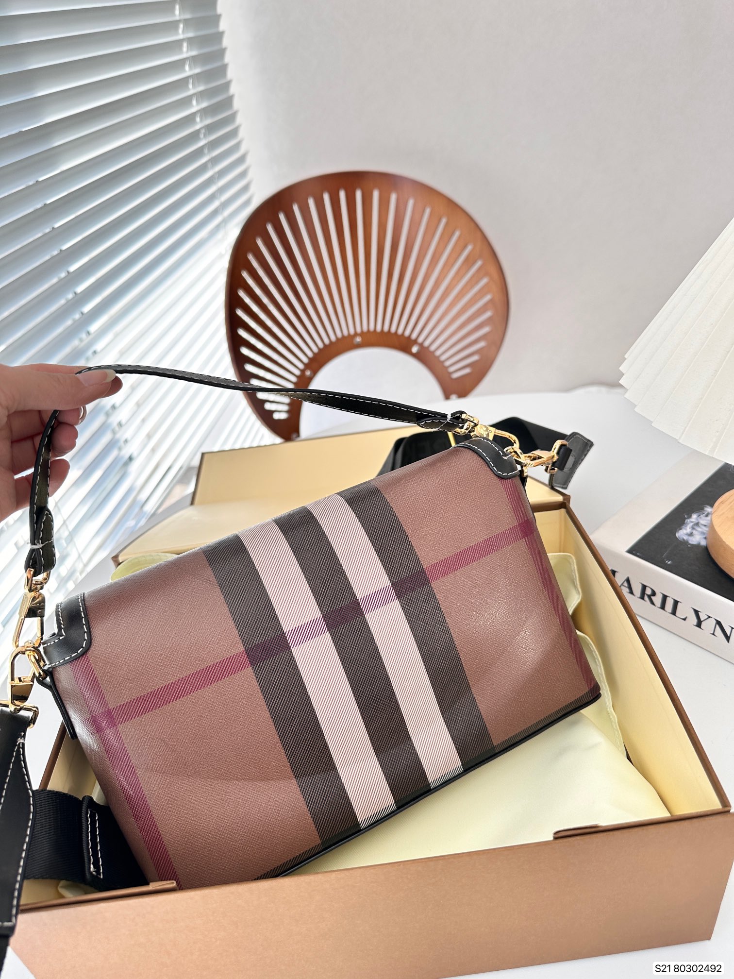 【BURBERRY 公式旗艦店】バーバリー   斜めがけバッグ当日出荷 好評に付き再入荷！24*15CM