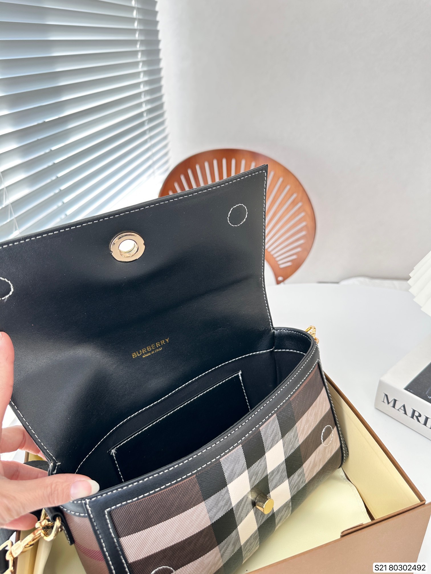 【BURBERRY 公式旗艦店】バーバリー   斜めがけバッグ当日出荷 好評に付き再入荷！24*15CM