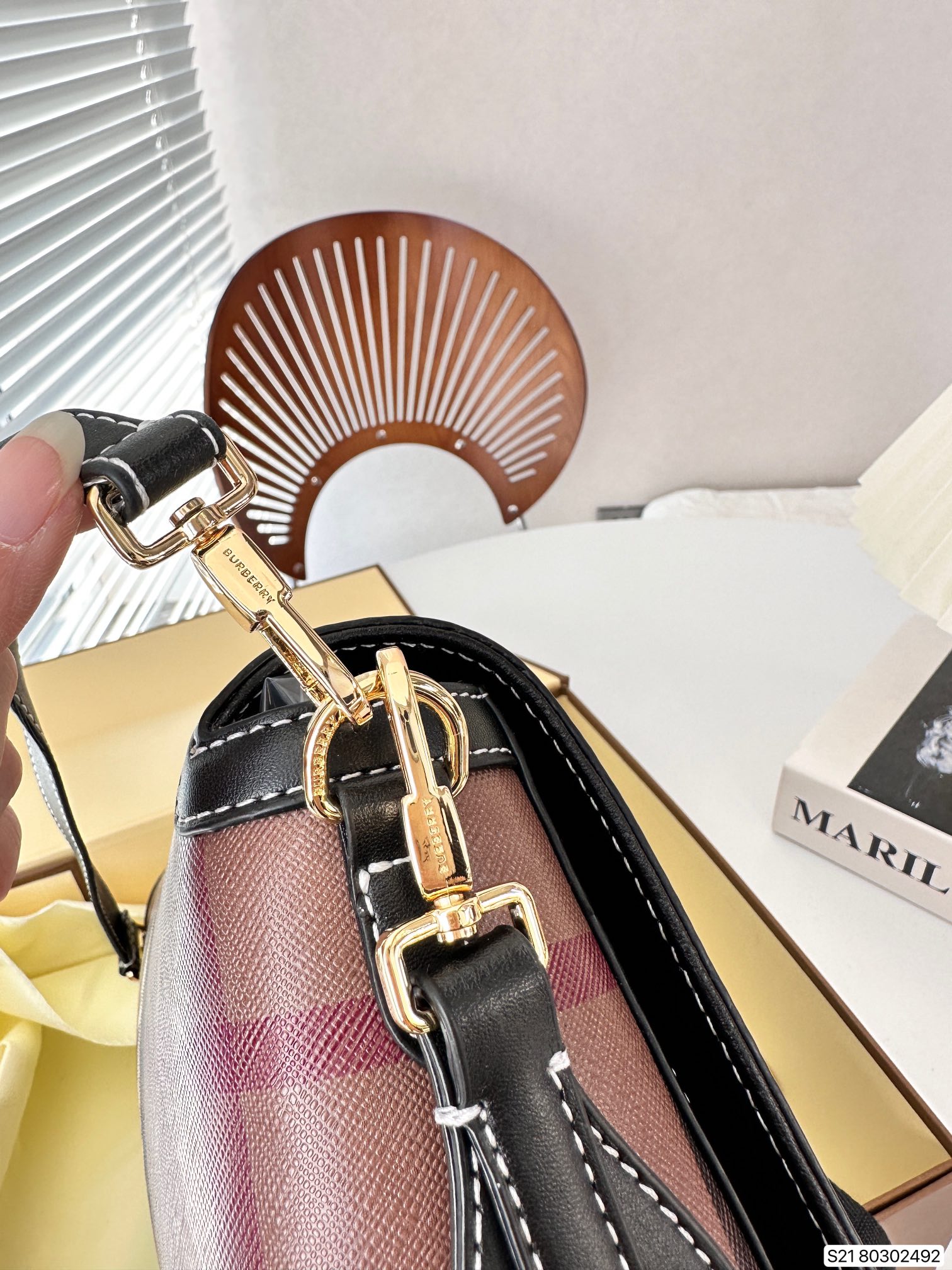 【BURBERRY 公式旗艦店】バーバリー   斜めがけバッグ当日出荷 好評に付き再入荷！24*15CM